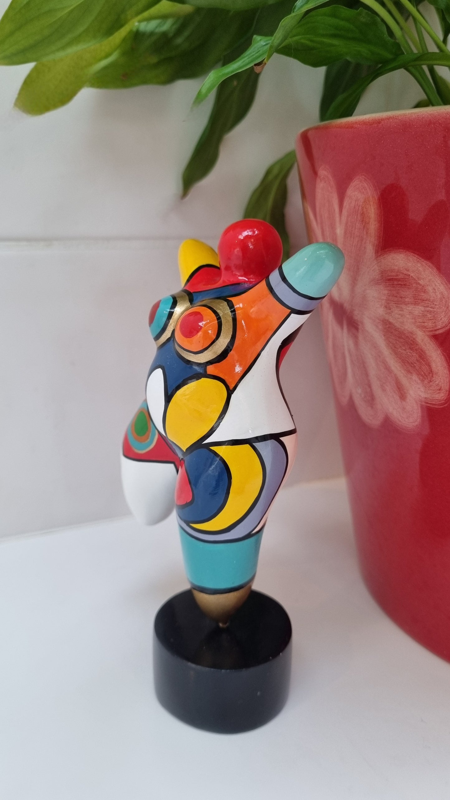 Sculpture of a round & curvy woman, resin colorful. Height 17 centimeters