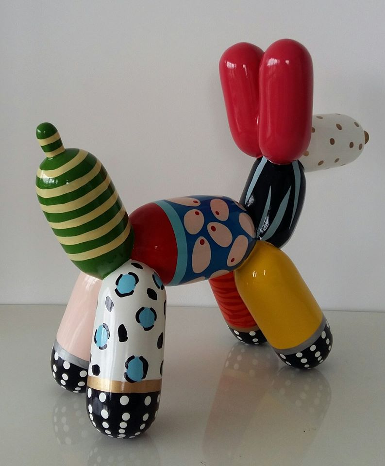 Balloon dog statue in resin, length 7 inches (18 centimeters)
