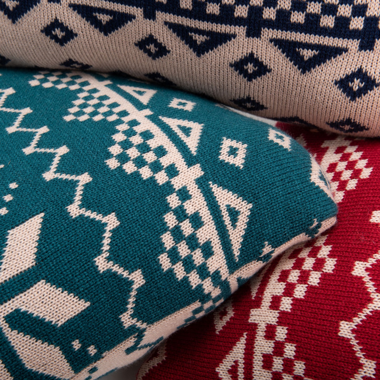 Set of 3 cushions, mountain chalet patterns, height 45 / width 45 centimeters, 100% polyester cover