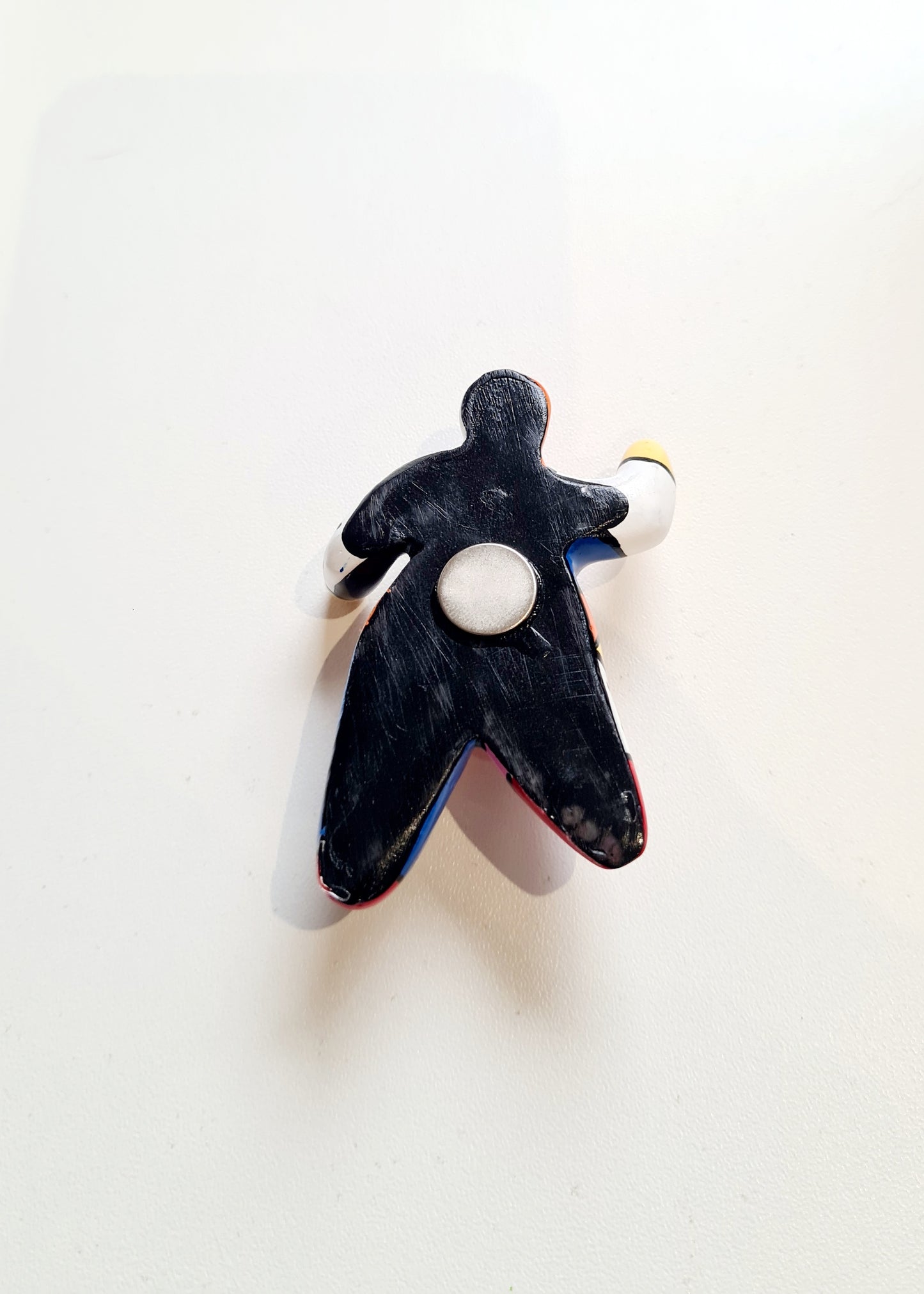 Décoration murale, petit magnet "Statue de femme Nana" en résine multicolore, hauteur 7 centimètres