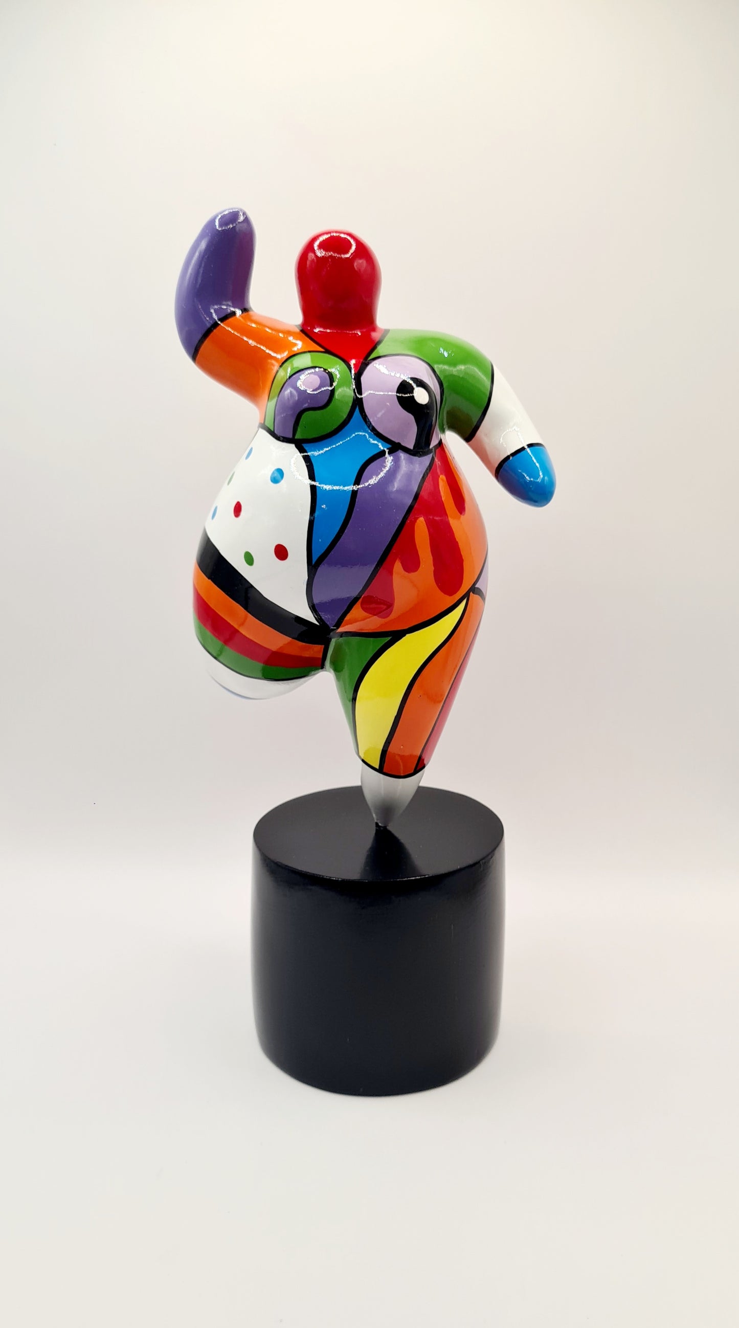 Statue de femme ronde "Nana Dolly" en résine multicolore. Hauteur 40 centimètres