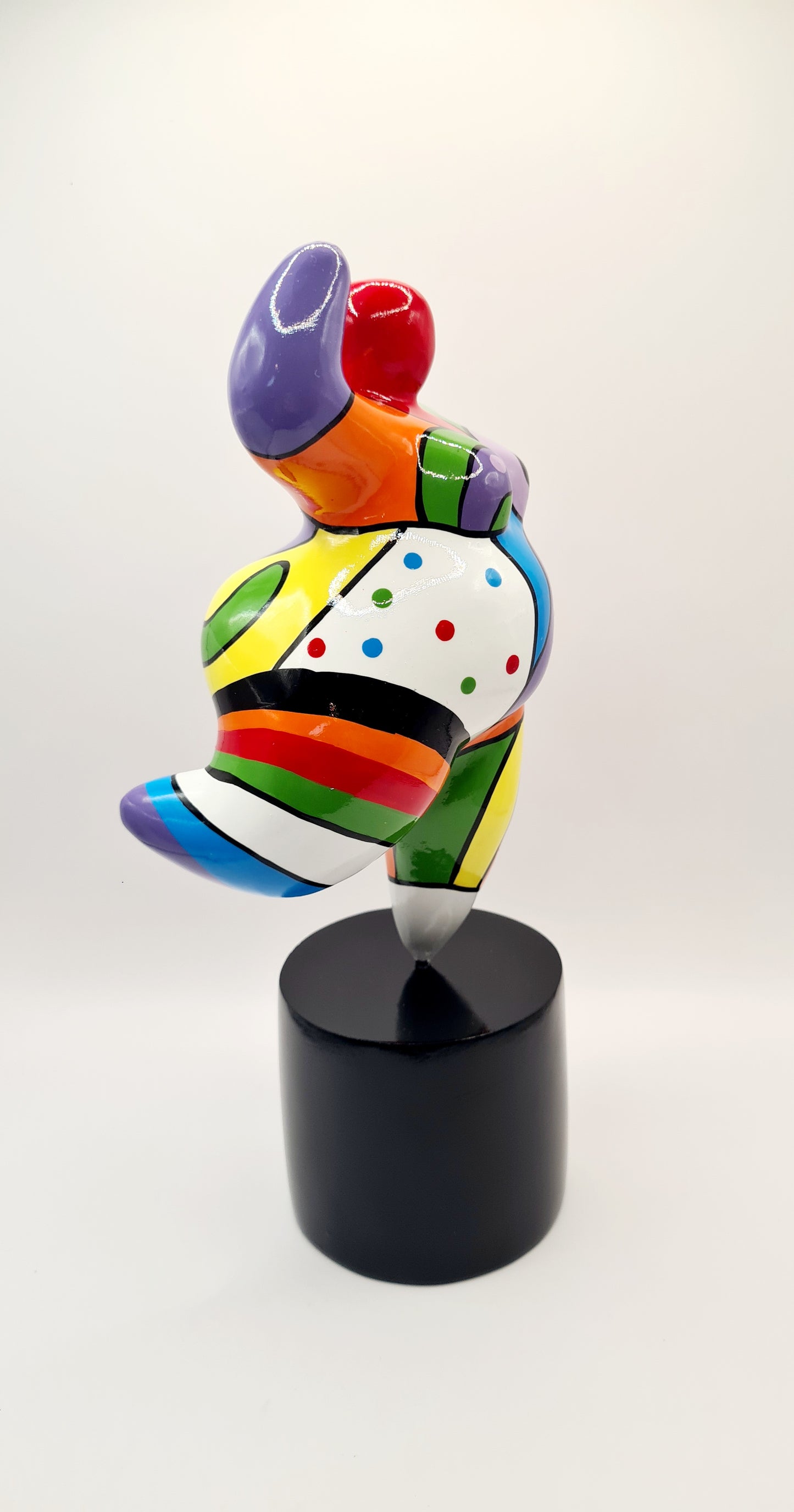 Statue of a woman style "Nana", multicolored resin. Height 7'8 inches (20 centimeters)