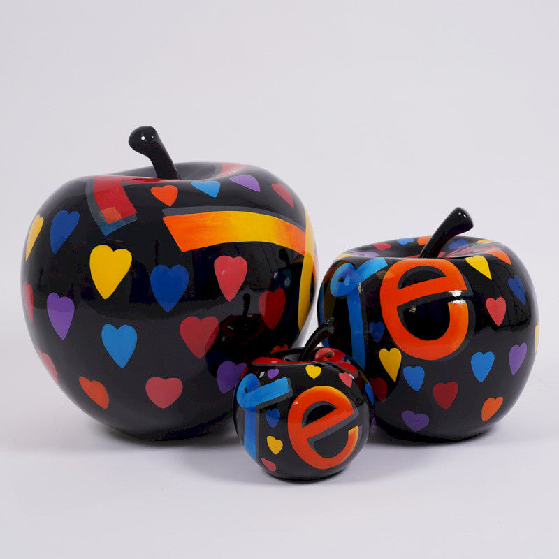 Sculpture de fruit. Pomme "Pop" en résine multicolore. Hauteur 26 centimètres
