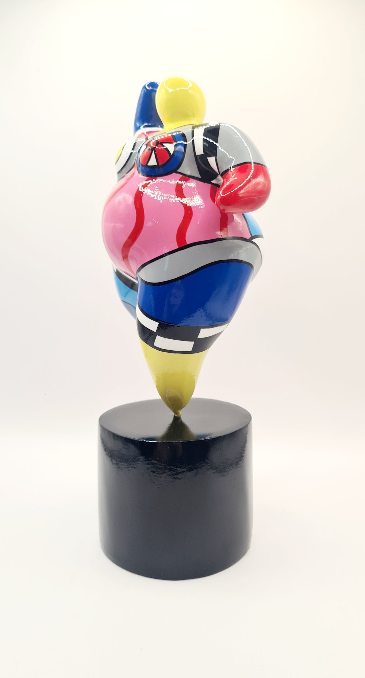 Statue of a woman style "Nana", multicolored resin. Height 10'6 inches (27 centimeters)