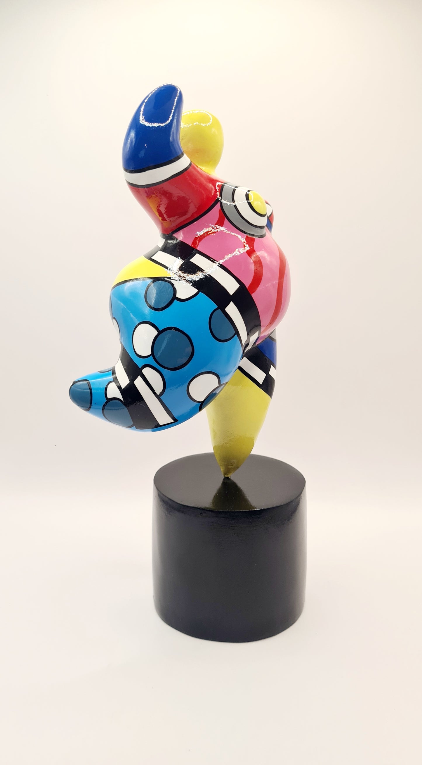Statue of a woman style "Nana", multicolored resin. Height 7'8 inches (20 centimeters)