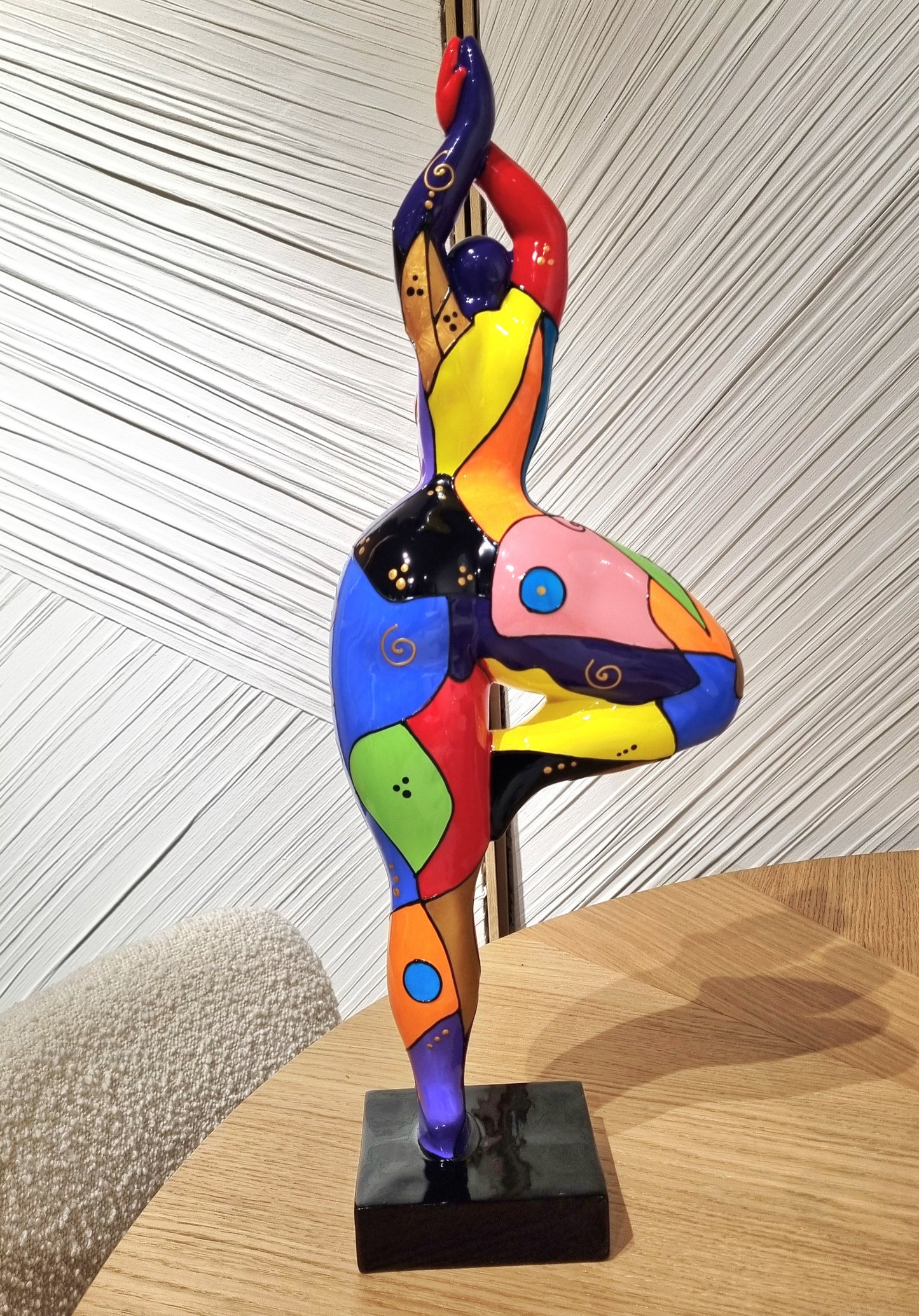 Statue Danseuse femme ronde "Prunelle" hauteur 52 centimètres. Résine multicolore