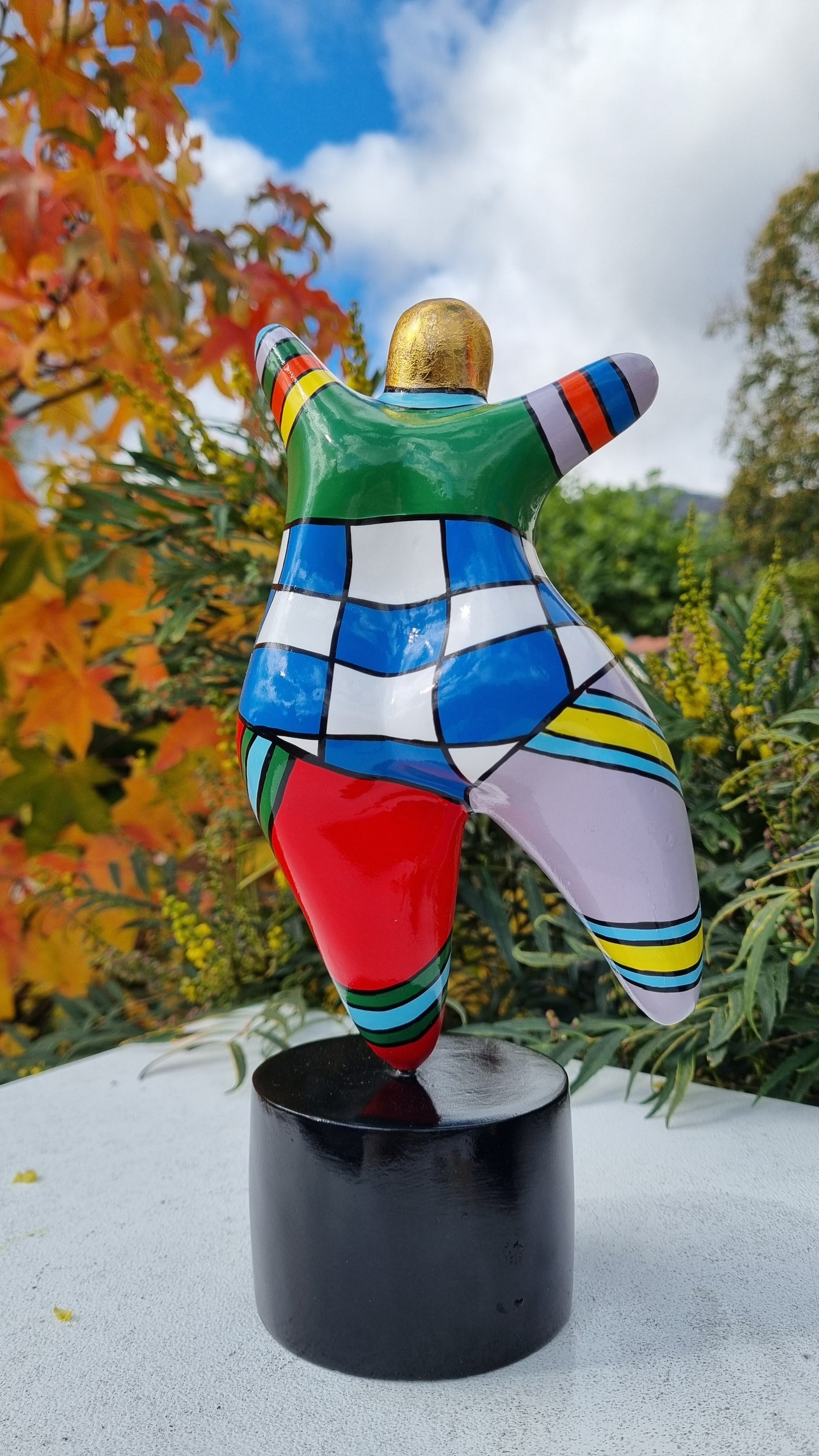 Statue de femme ronde "danseuse" en résine multicolore. Hauteur 26 centimètres