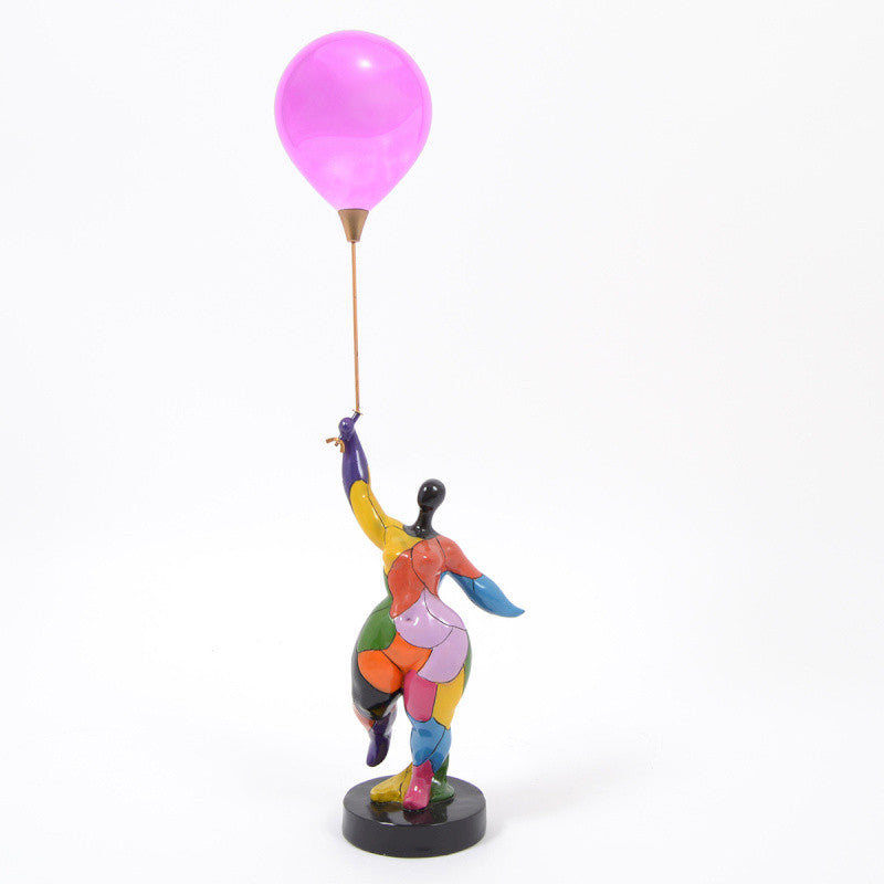 Statue de femme ronde et multicolore avec un ballon, style Nana, en résine. Hauteur totale 76 centimètres