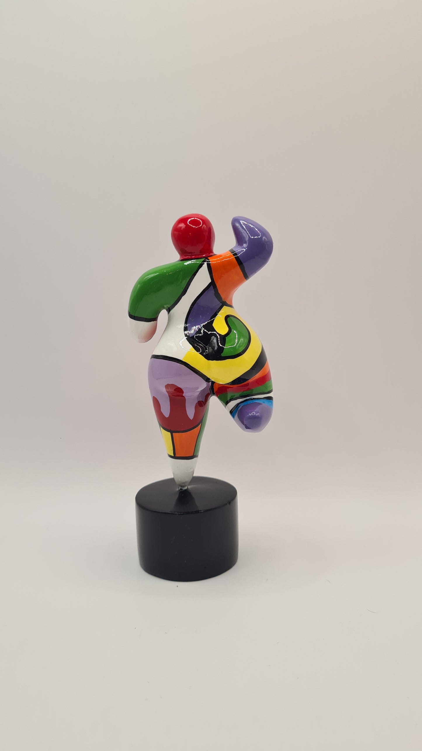 Sculpture of round & Curvy woman, multicolored resin. Height 15 centimeters