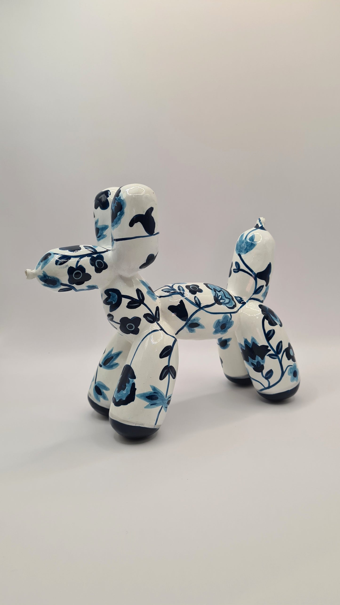 Balloon dog statue in resin, length 7 inches (18 centimeters)