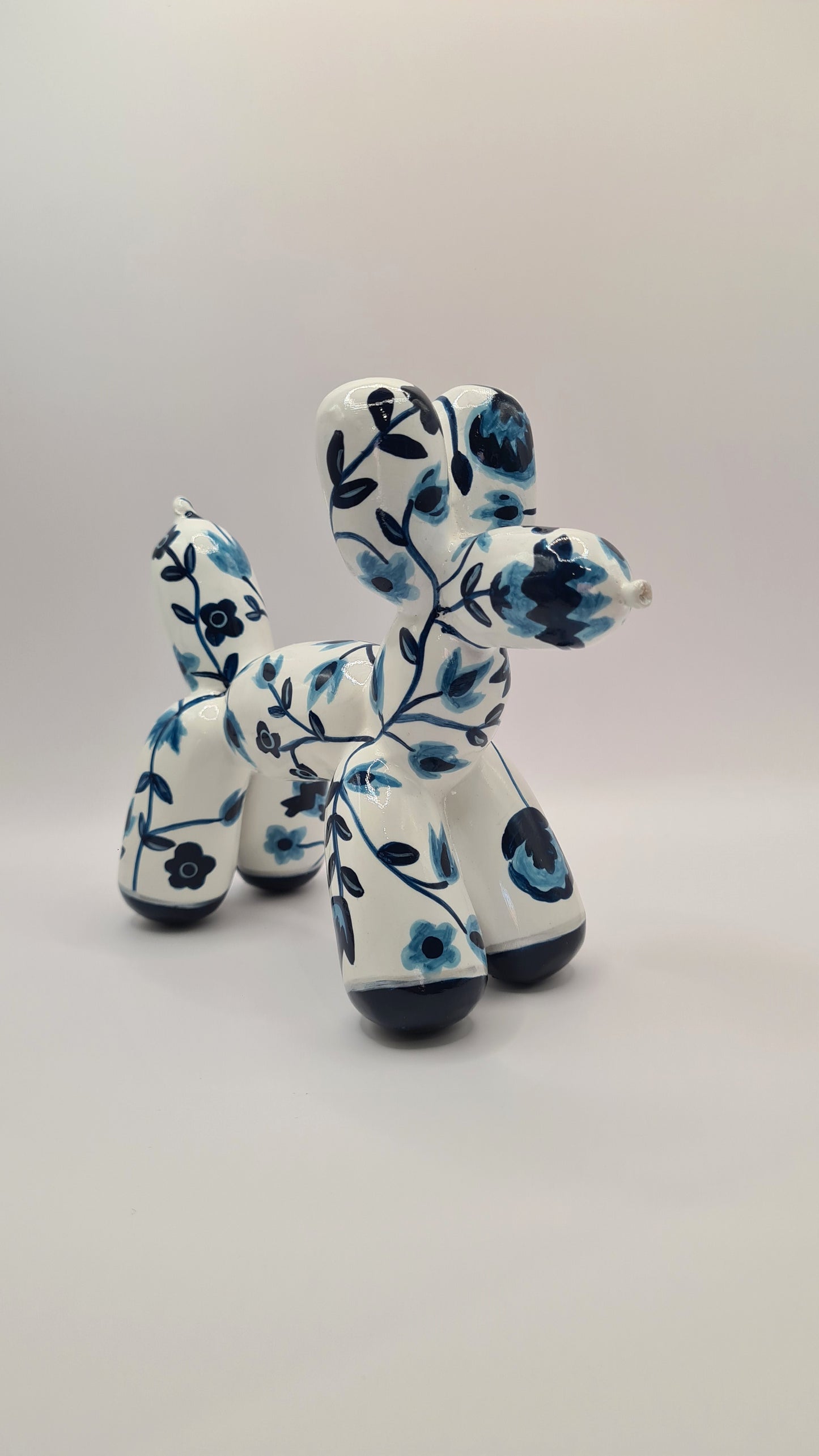 Balloon dog statue in resin, length 7 inches (18 centimeters)