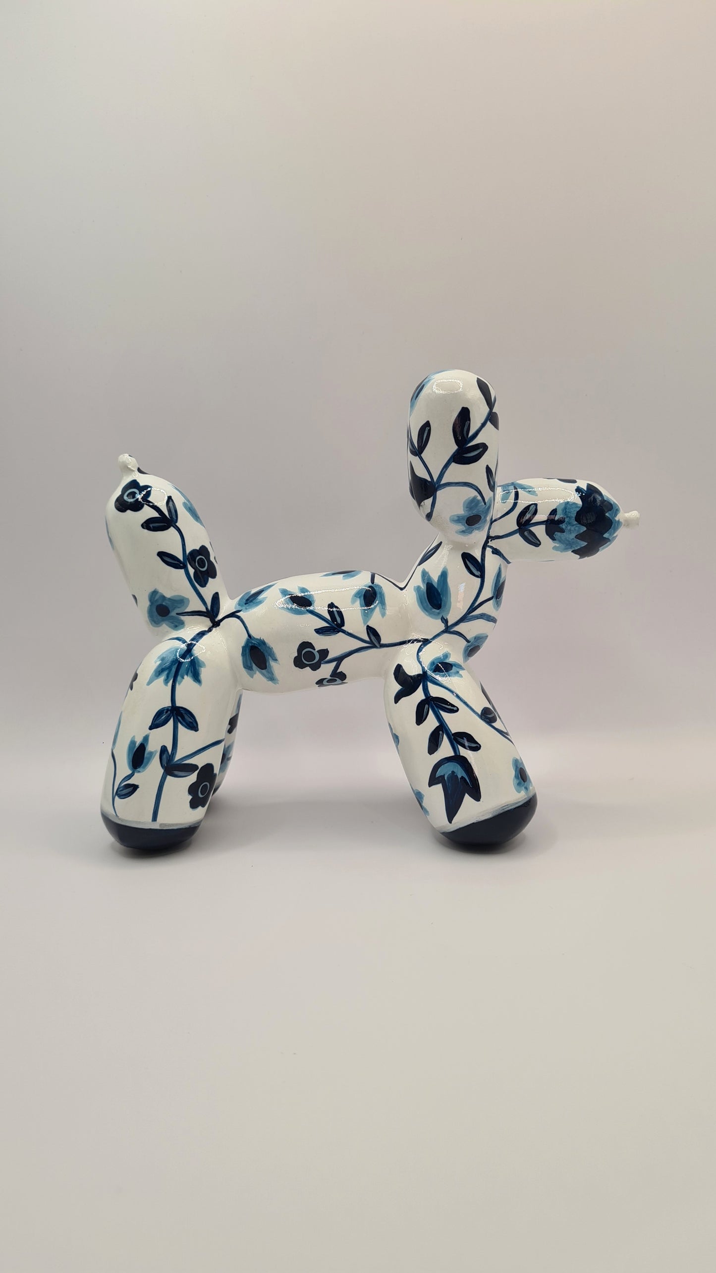 Balloon dog statue in resin, length 7 inches (18 centimeters)