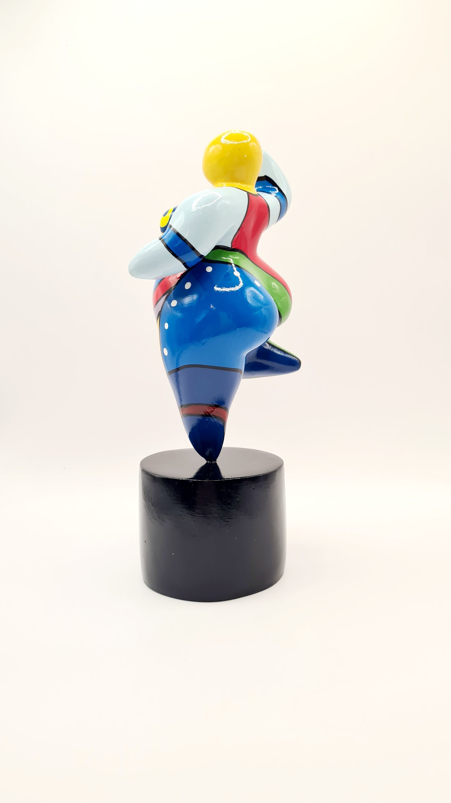 Statue of a woman style "Nana", multicolored resin. Height 15'7 inches (40 centimeters)