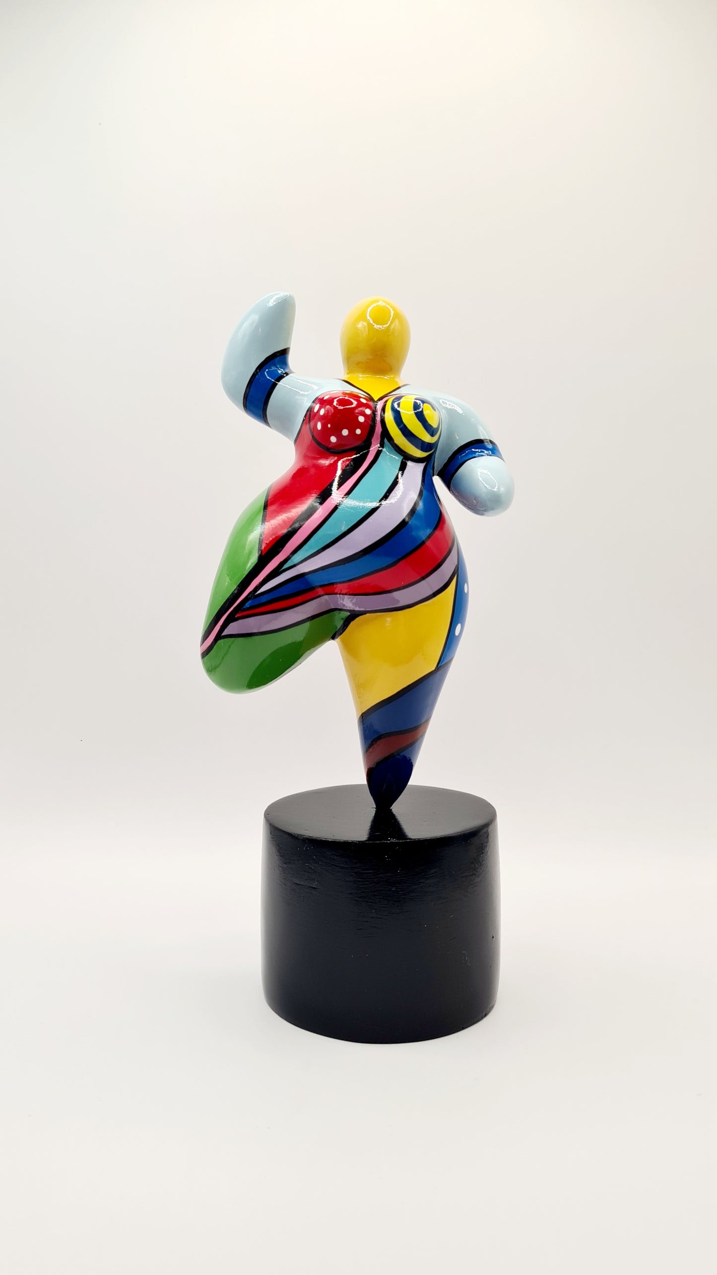 Statue of a woman style "Nana", multicolored resin. Height 15'7 inches (40 centimeters)