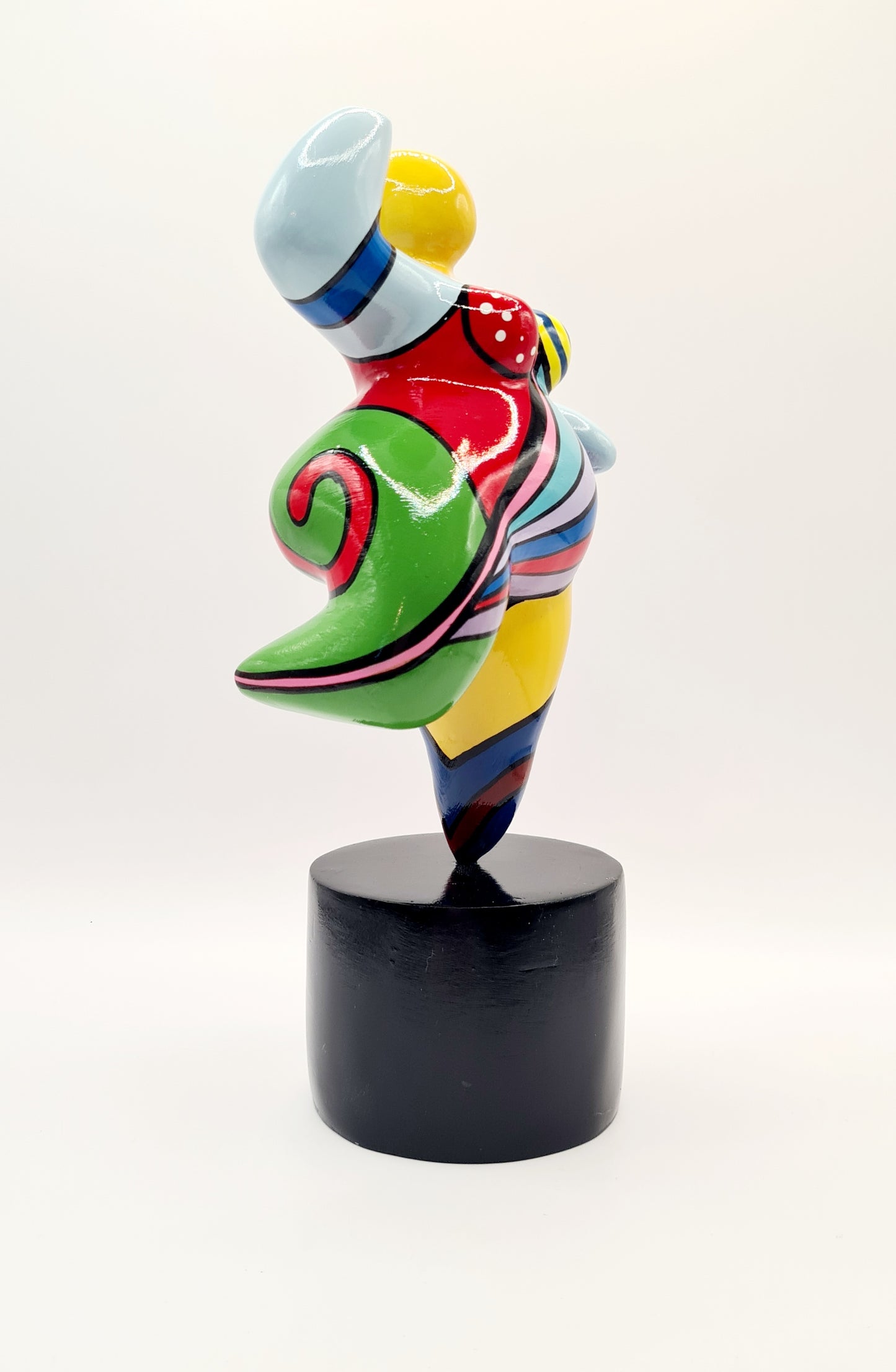 Statue of a woman style "Nana", multicolored resin. Height 15'7 inches (40 centimeters)