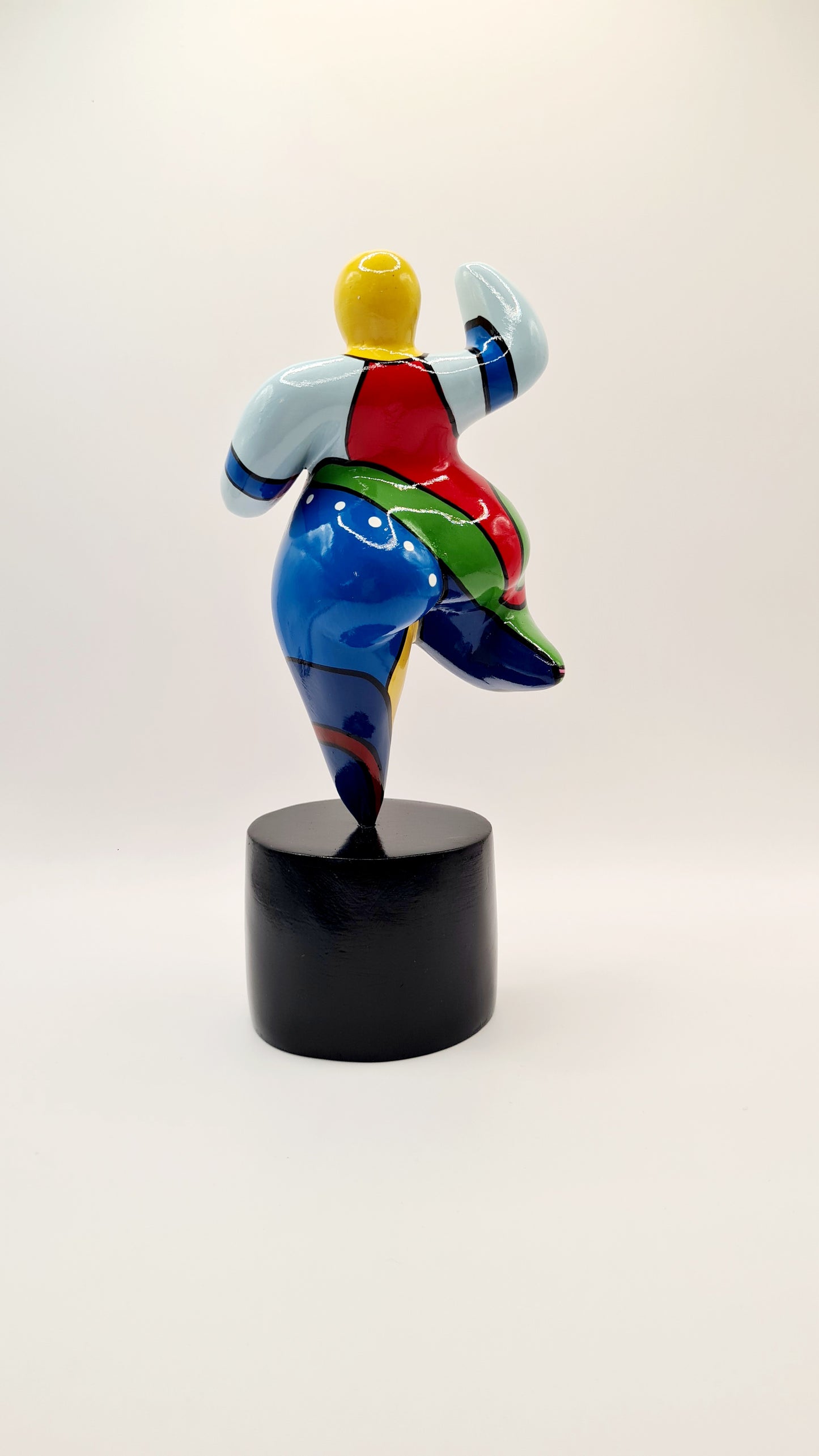 Statue of a woman style "Nana", multicolored resin. Height 15'7 inches (40 centimeters)