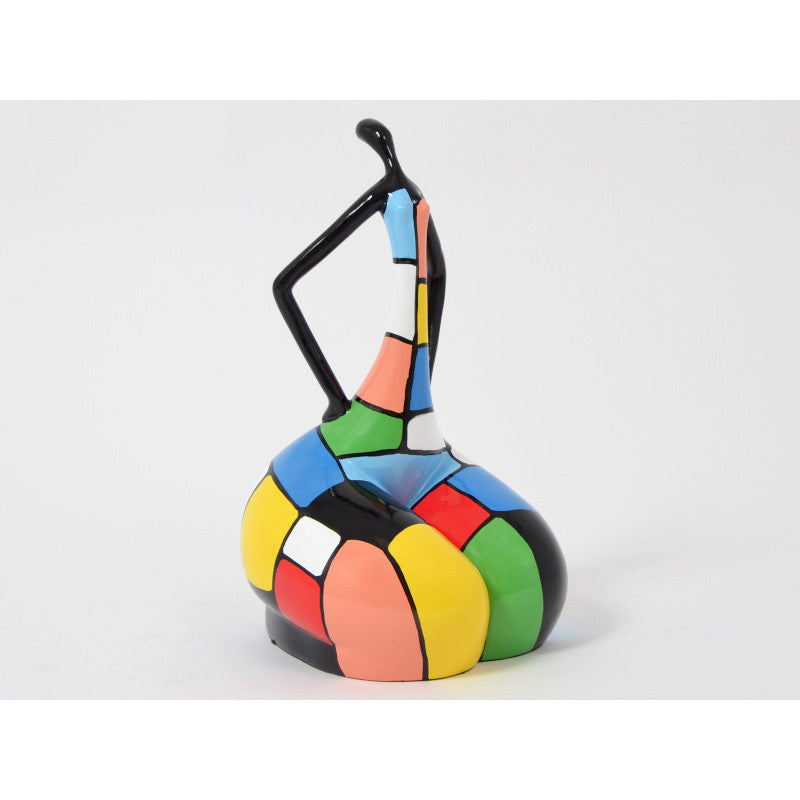 Statue femme assise, en résine multicolore. Hauteur 45 centimètres