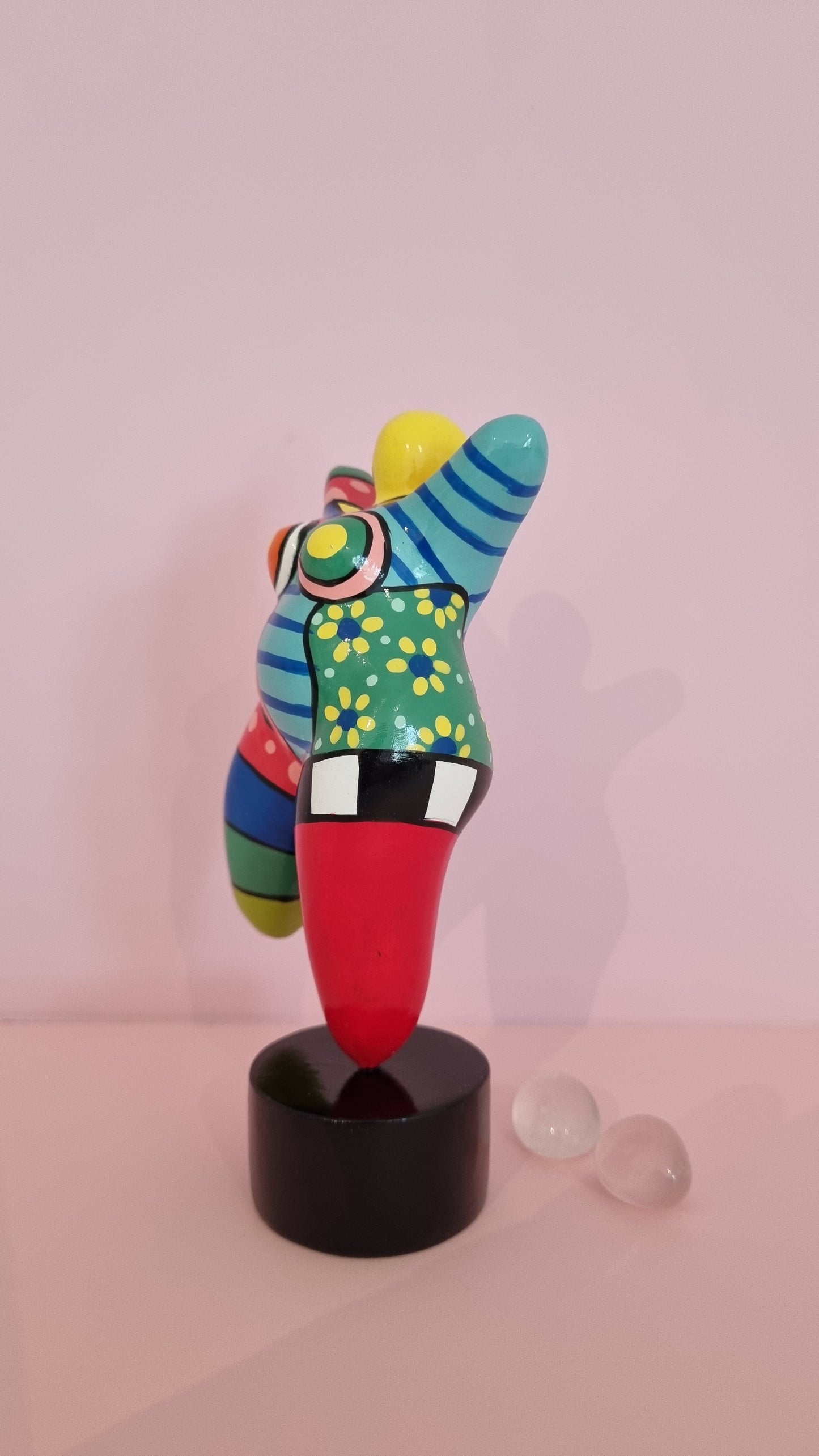 Statue de femme ronde danseuse, style Nana, en résine multicolore. Hauteur 17 centimètres