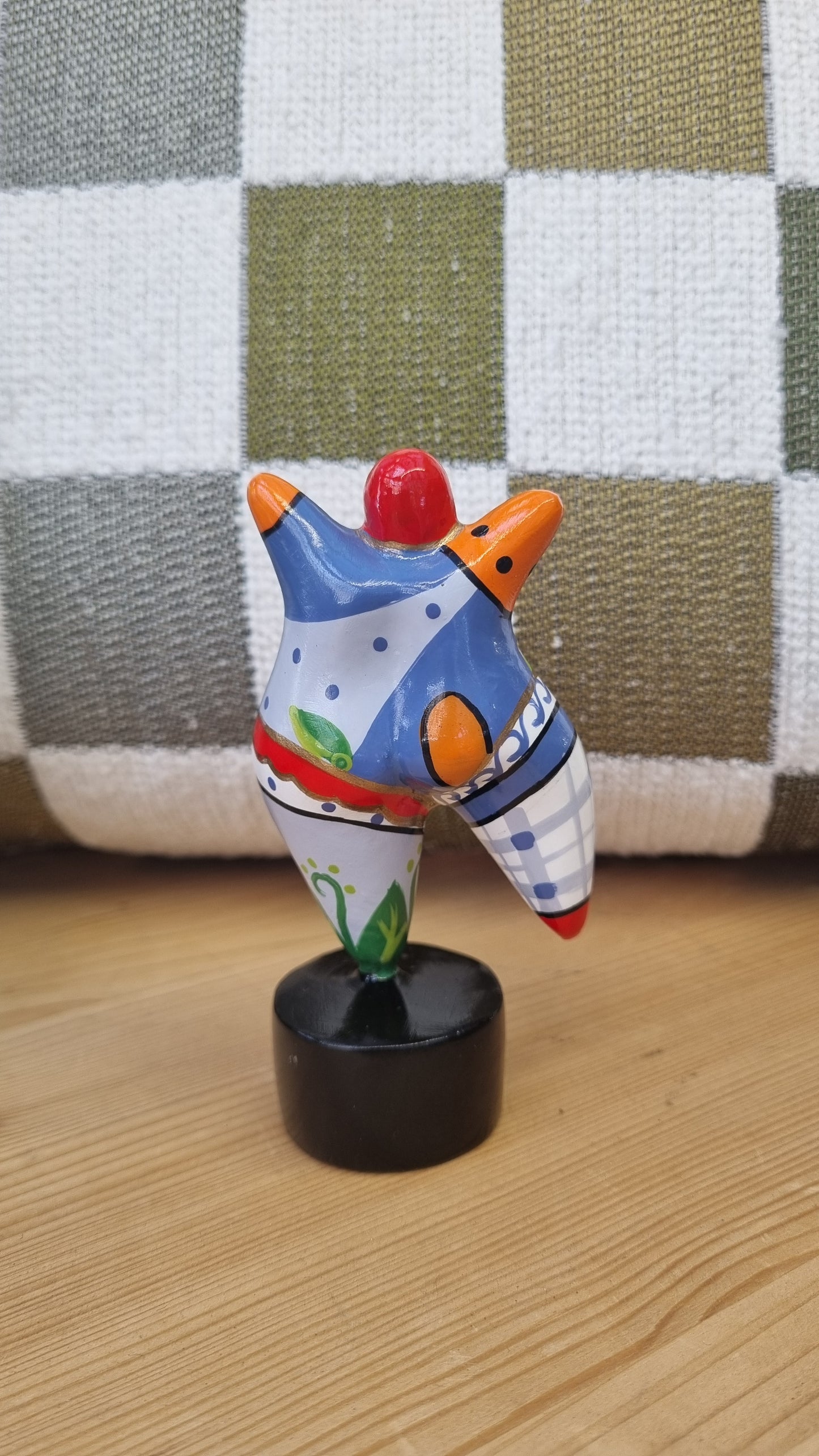 Statue femme danseuse ronde, en résine multicolore. Hauteur 12 centimètres