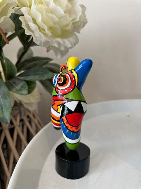Statue de femme ronde danseuse, style Nana, en résine multicolore. Hauteur 17 centimètres