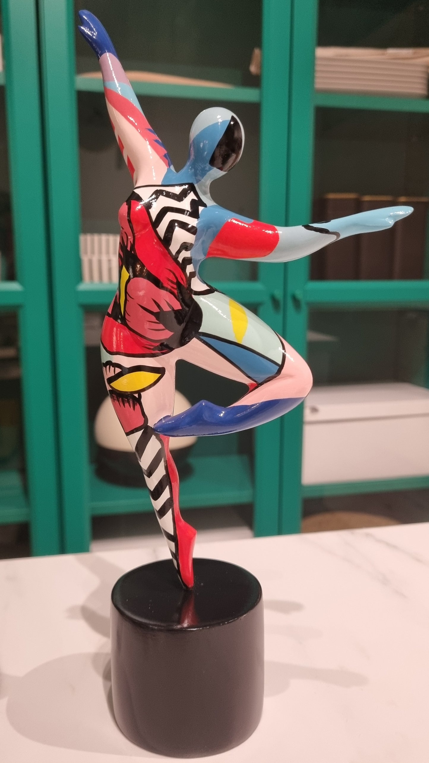 Statue de femme danseuse ronde, dans le style des "Nanas" en résine multicolore. Hauteur 29 centimètres