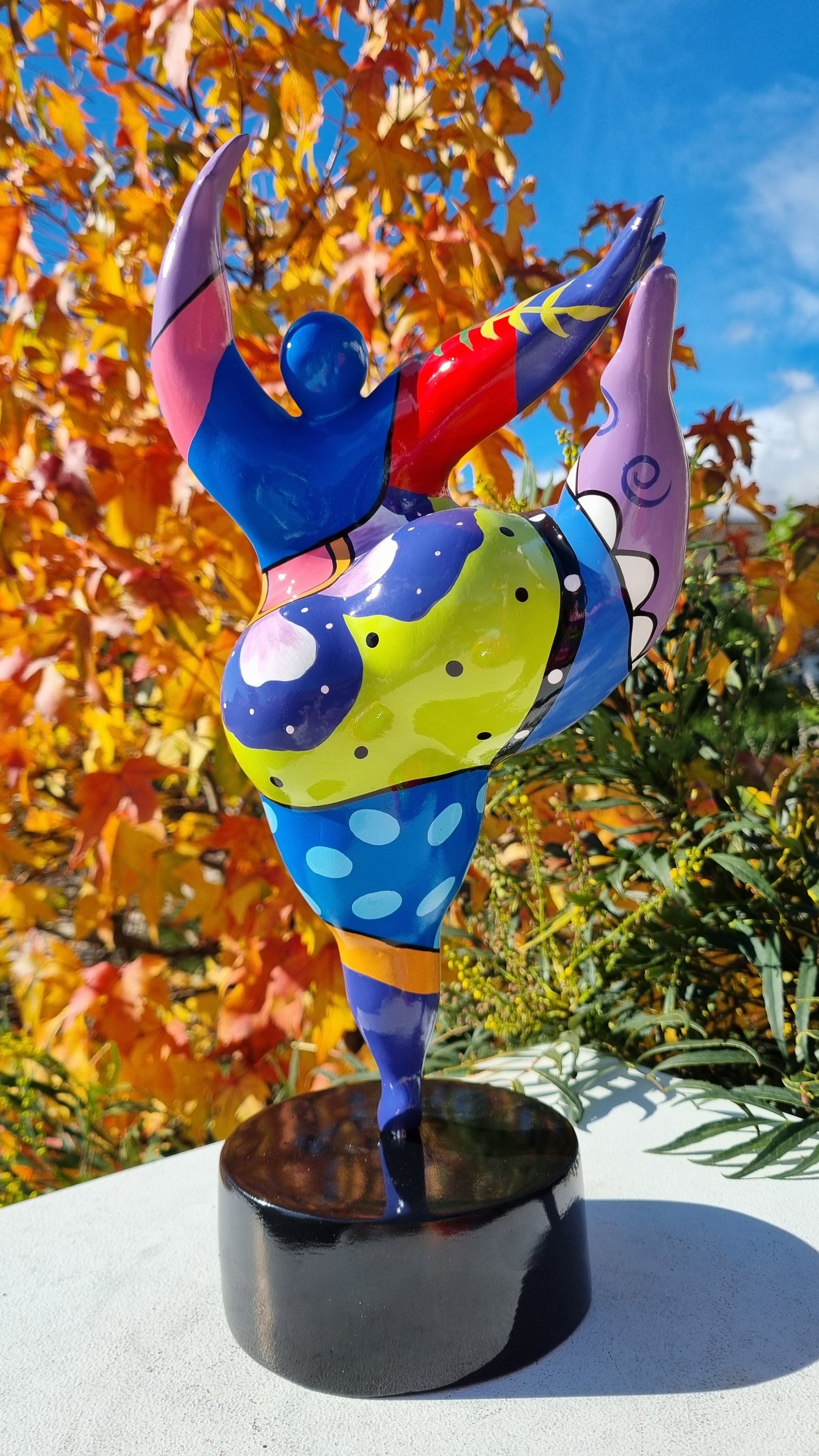 Sculpture of a round & curvy woman, resin colorful. Height 28 centimeters