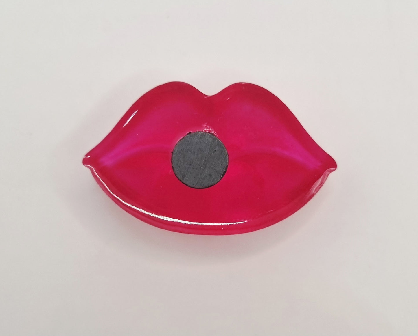 Petit magnet bouche en résine, rose fuchsia, longueur 3,5 cm