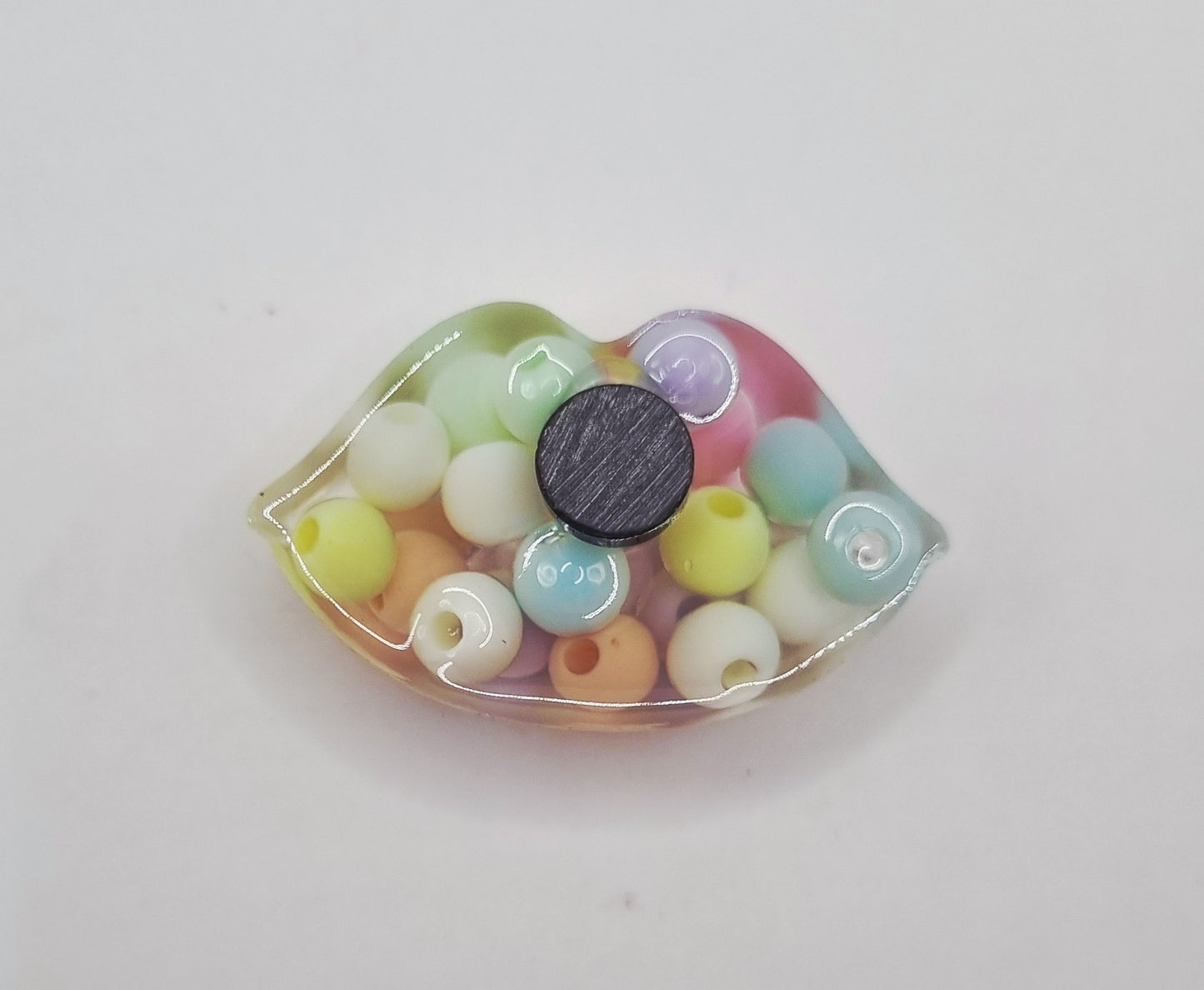 Petit magnet bouche en résine, transparent avec perles pastels, longueur 3,5 cm