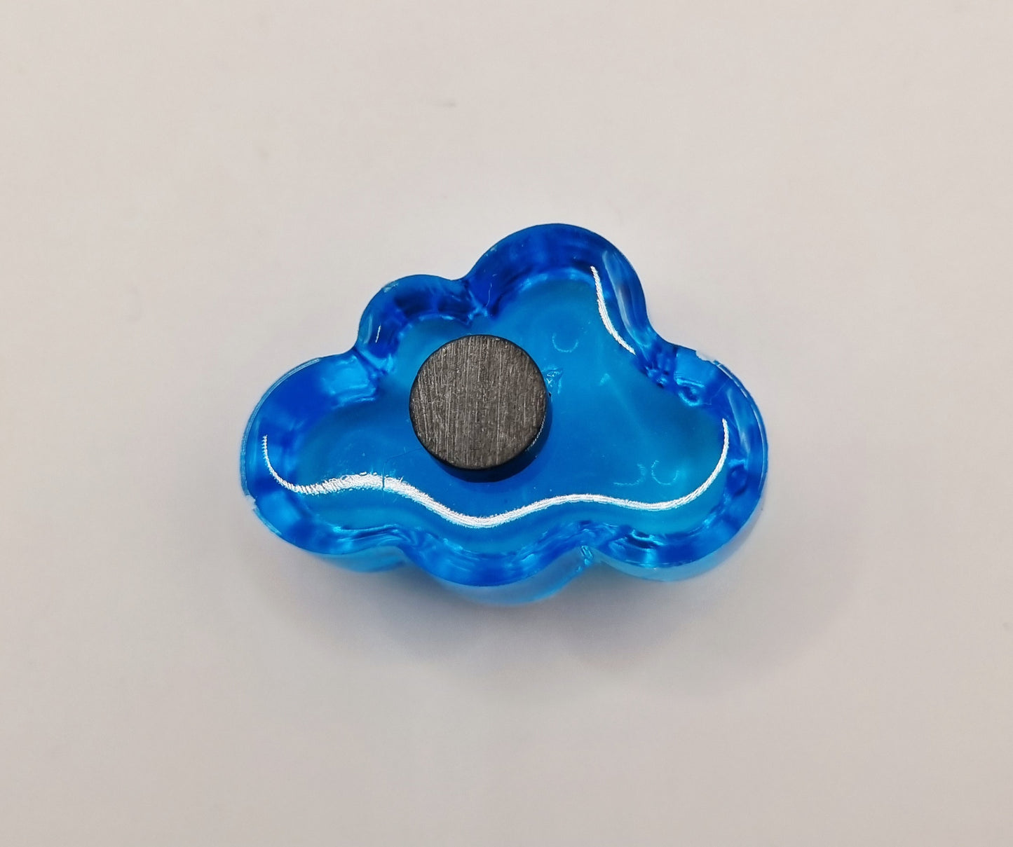Petit magnet ou aimant frigo en forme de nuage bleu, longueur 3 cm