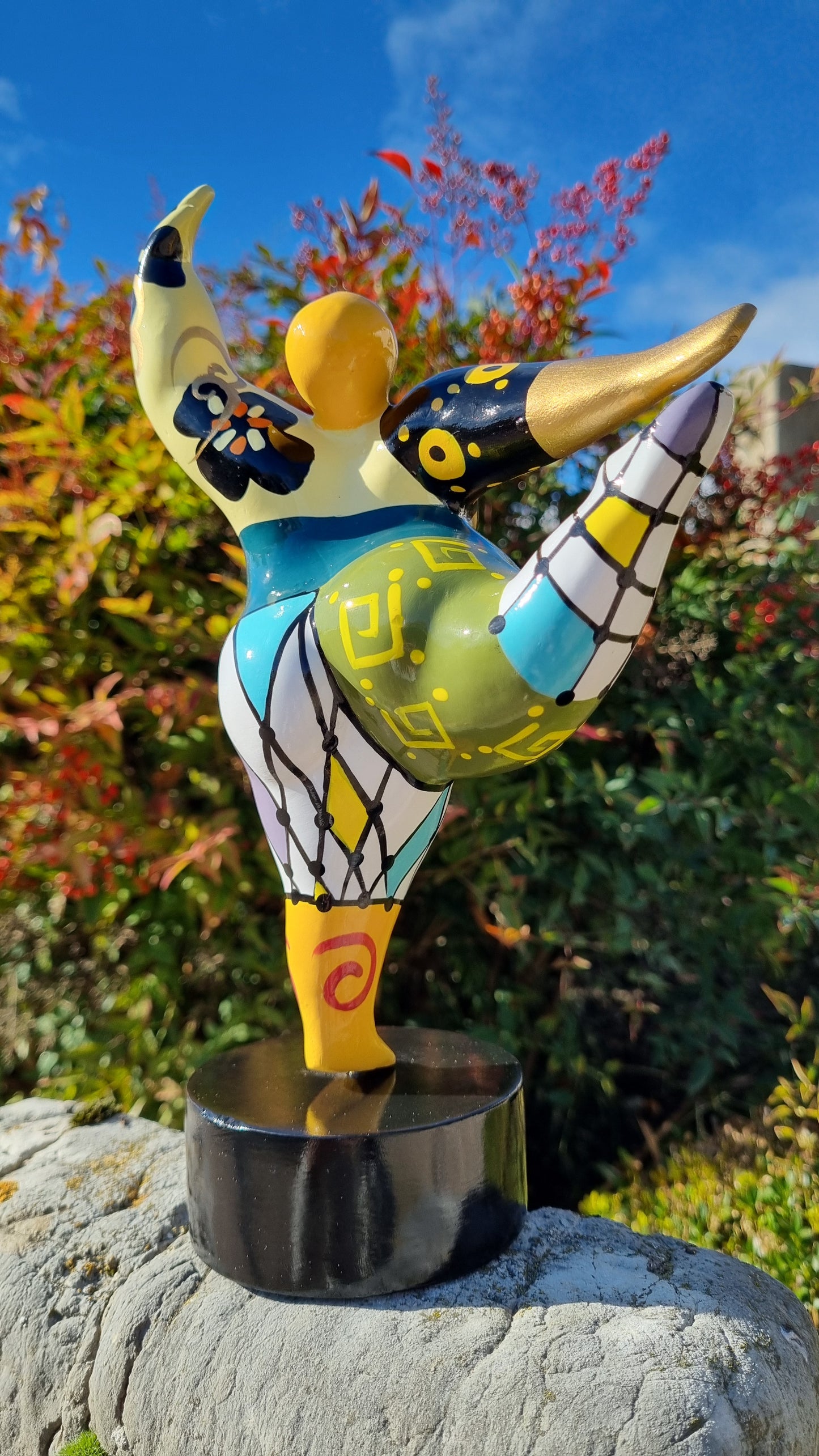 Statue de femme danseuse ronde style Nana, en résine dorée et multicolore. Hauteur 28 centimètres