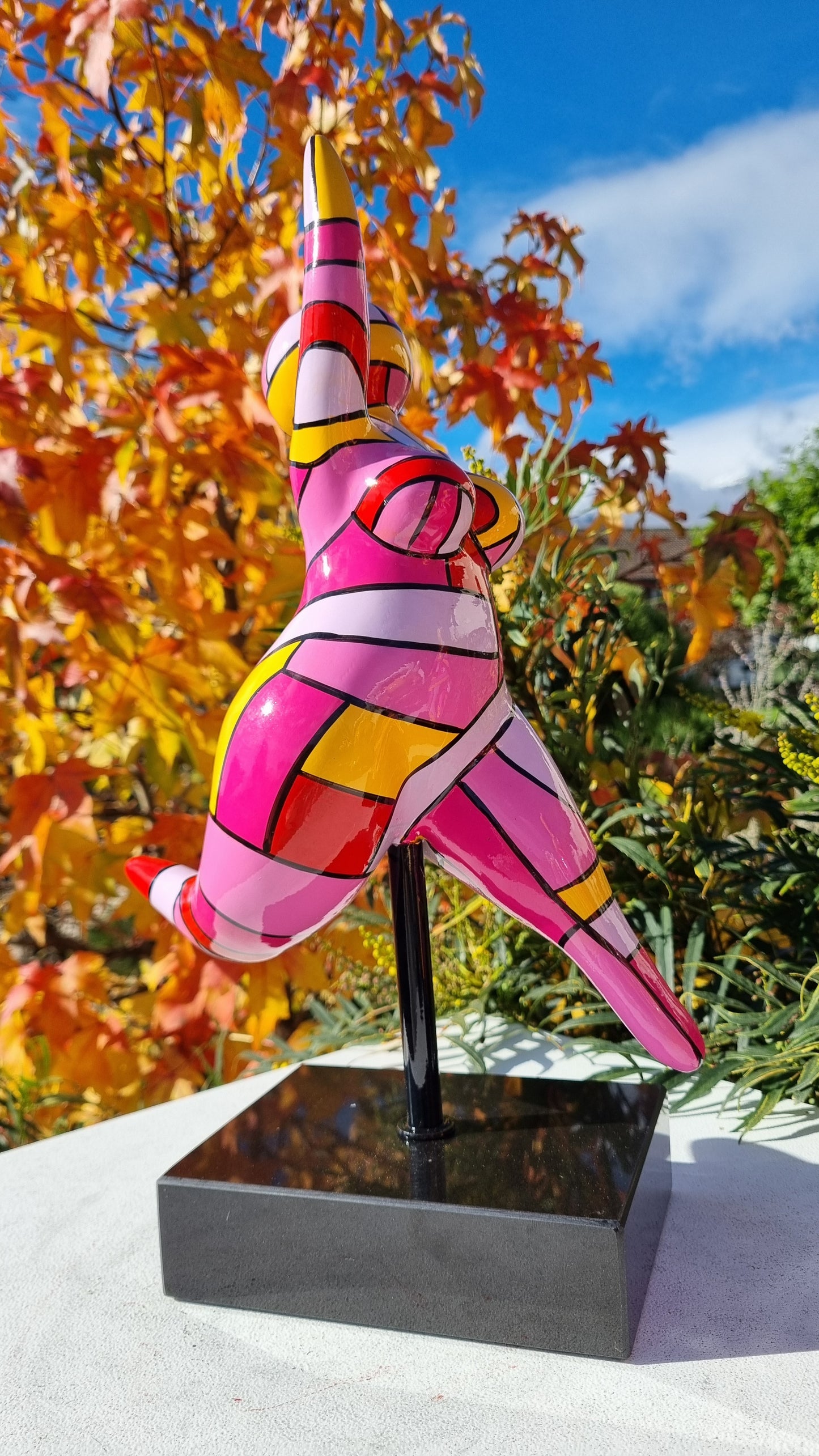 Sculpture of round & Curvy woman, multicolored resin. Height 40 centimeters