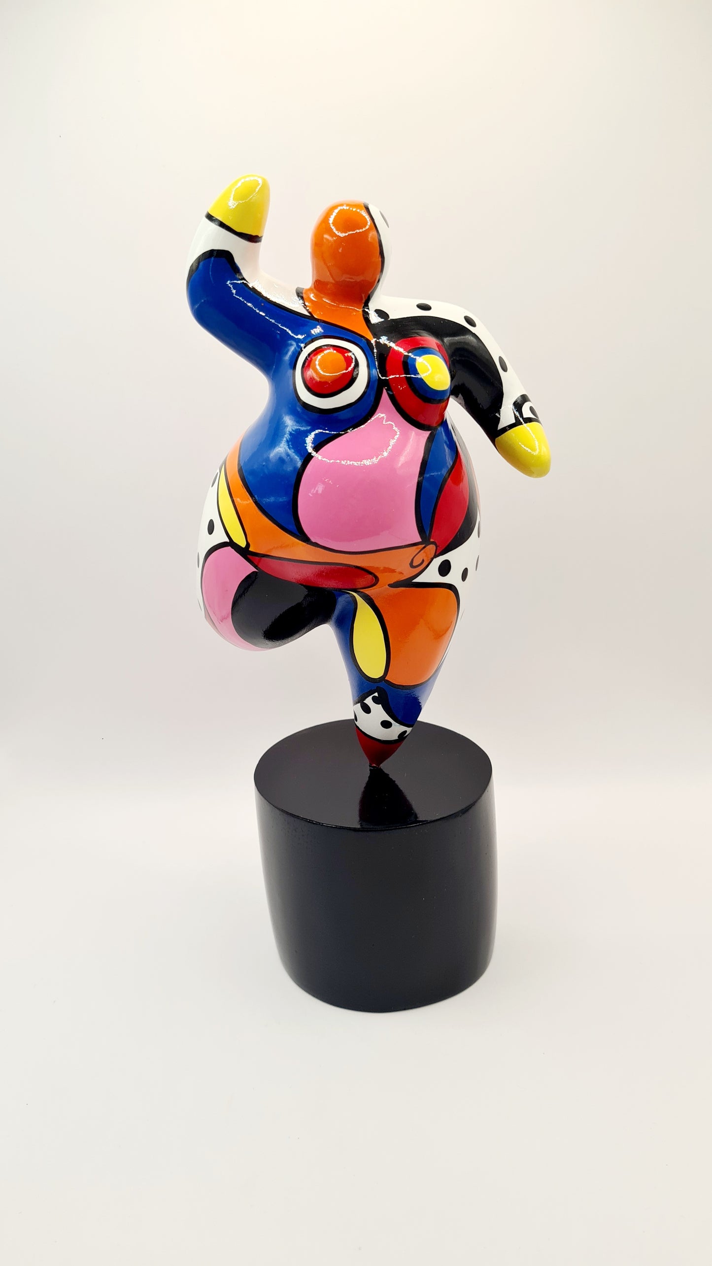 Statue of a woman style "Nana", multicolored resin. Height 7'8 inches (20 centimeters)