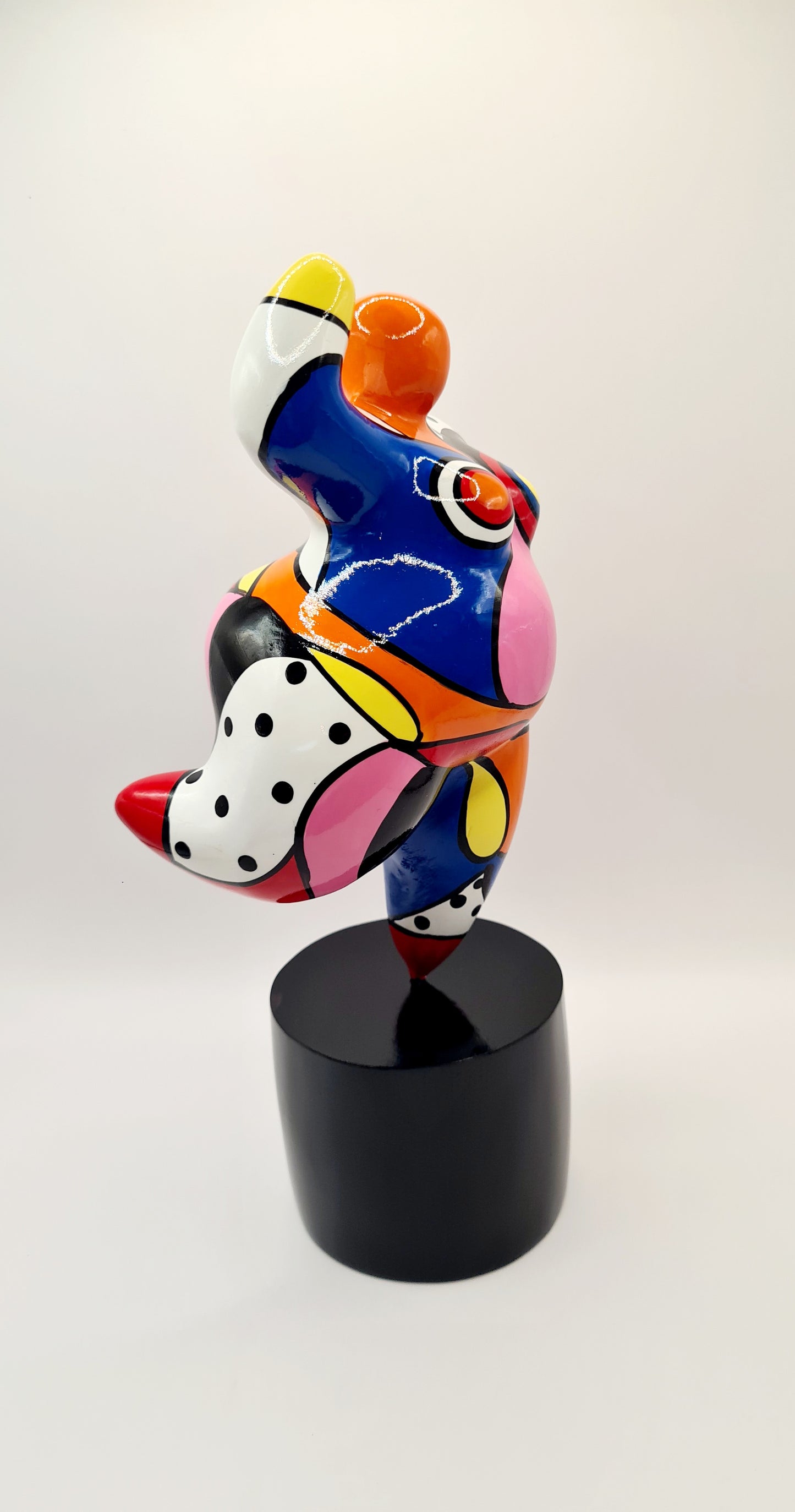 Statue of a woman style "Nana", multicolored resin. Height 7'8 inches (20 centimeters)