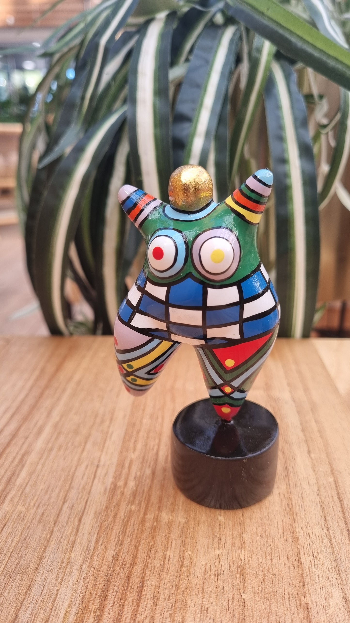 Statue woman style "Nana", multicolored resin. Height 4'7 inches (12 centimeters)