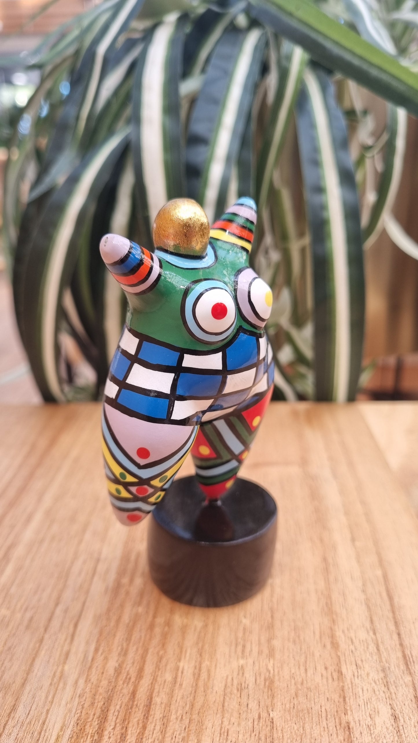 Statue woman style "Nana", multicolored resin. Height 4'7 inches (12 centimeters)