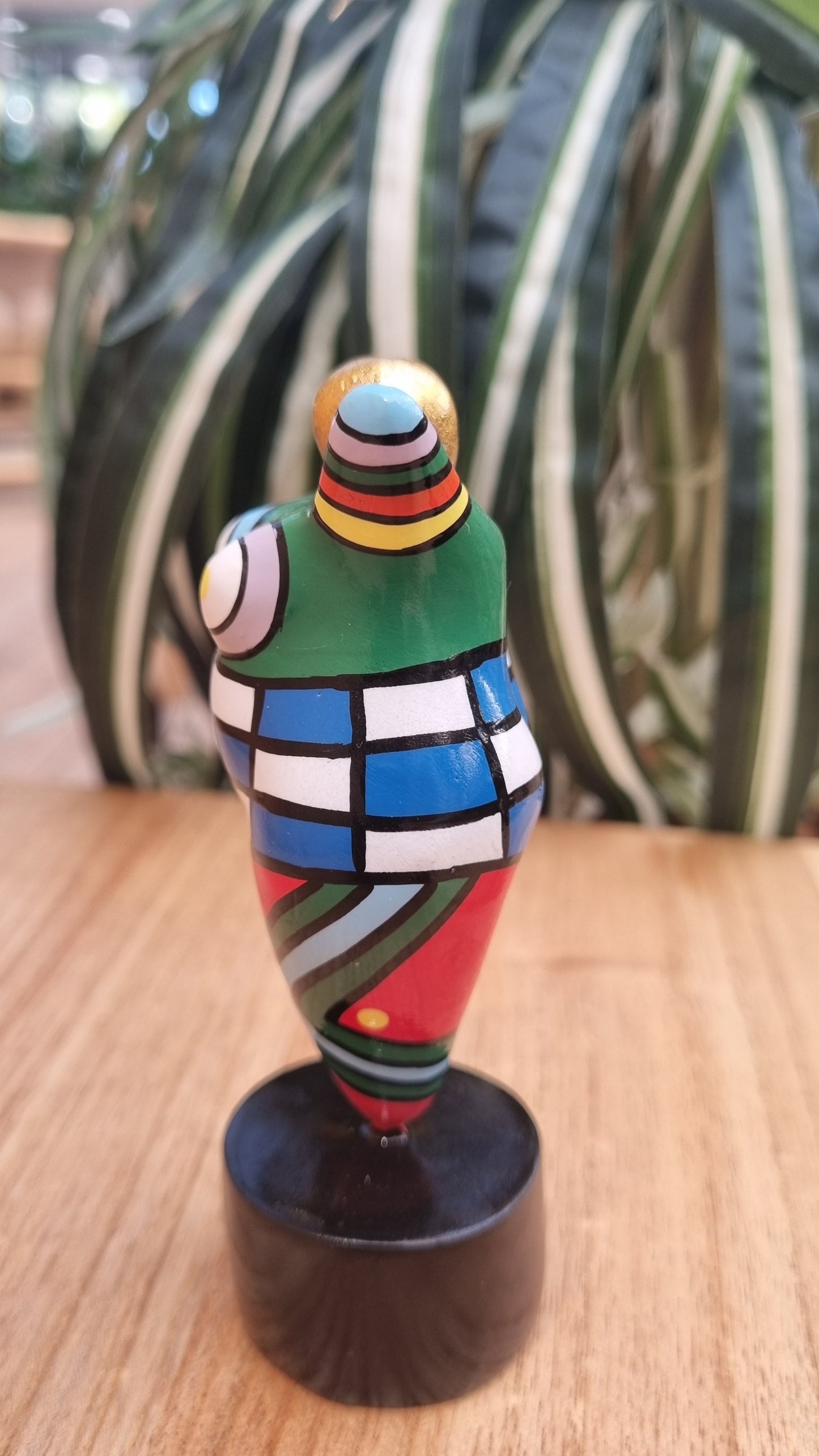 Statue woman style "Nana", multicolored resin. Height 4'7 inches (12 centimeters)