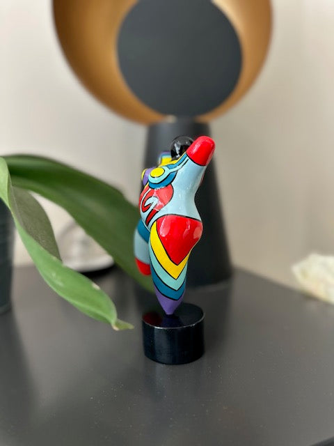 Statue de femme danseuse joyeuse, style contemporain, résine multicolore. Hauteur 17 centimètres