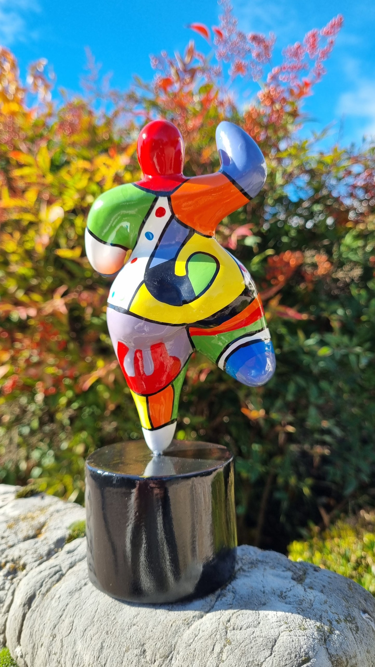 Statue de femme danseuse ronde style Nana, modèle "Dolly" en résine multicolore. Hauteur 20 centimètres