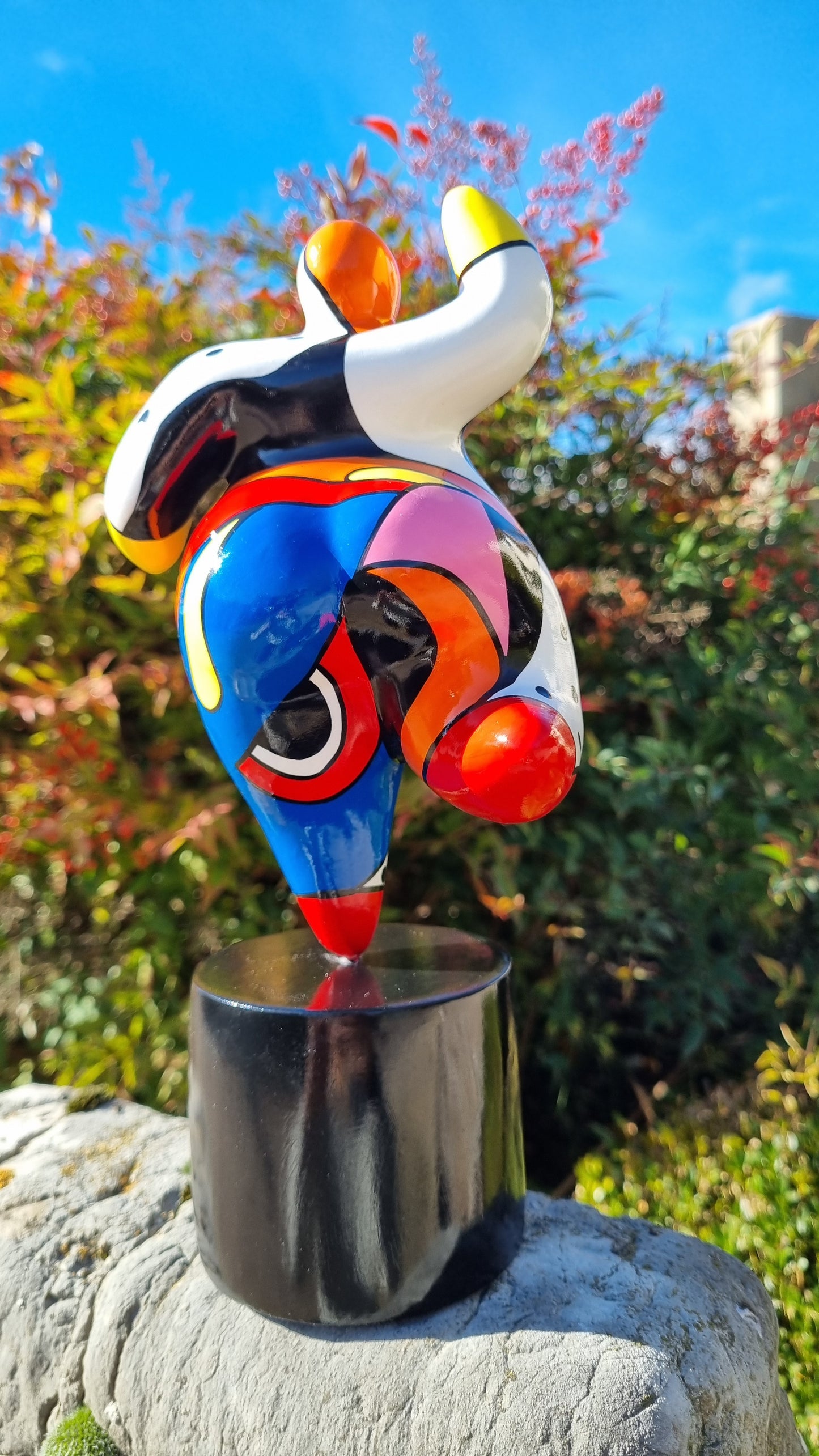 Statue de femme danseuse ronde style Nana, modèle "Dolly" en résine orange et multicolore. Hauteur 20 centimètres