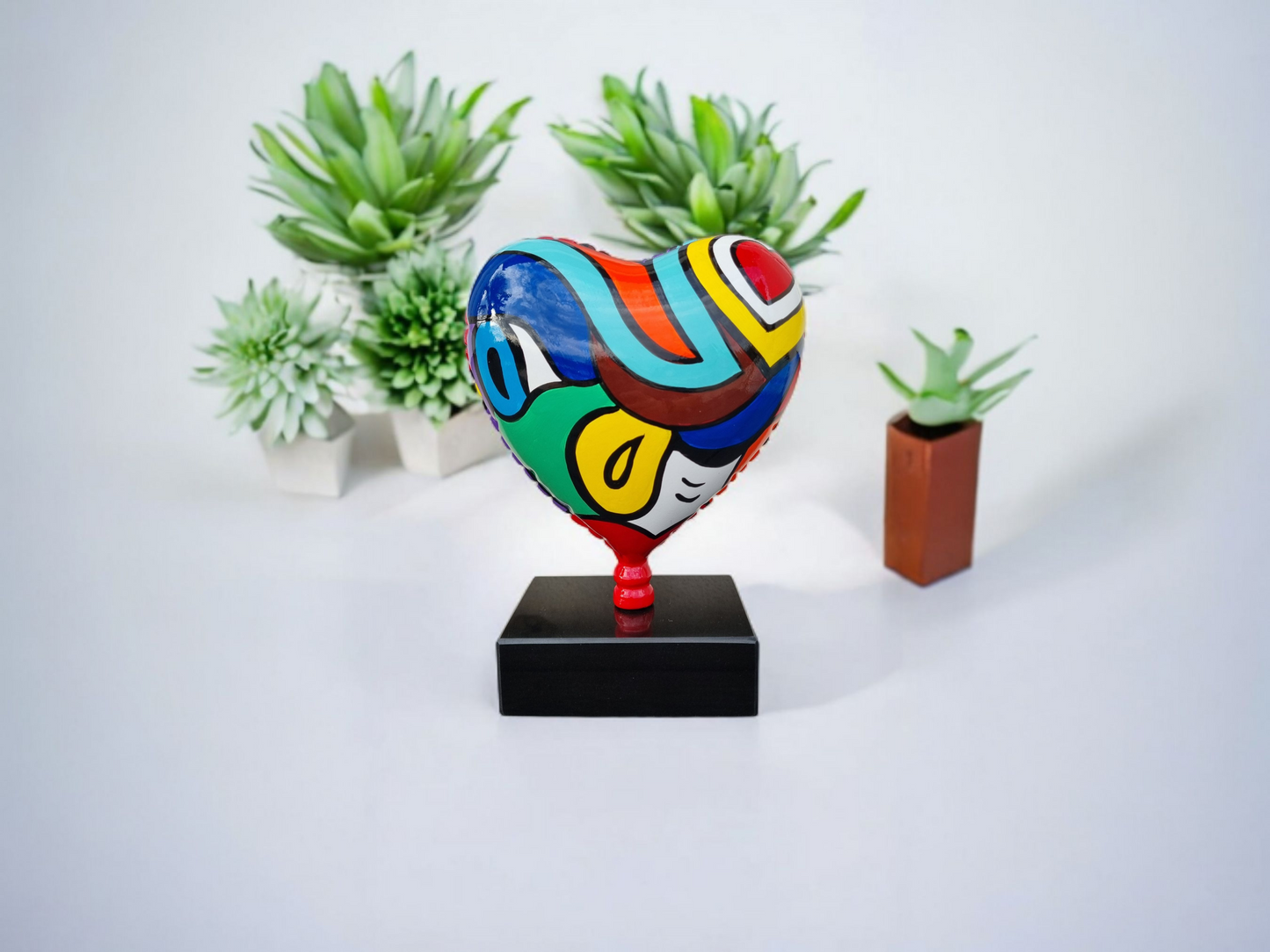 Sculpture ballon cœur coloré 25 cm – décoration pop art en résine multicolore