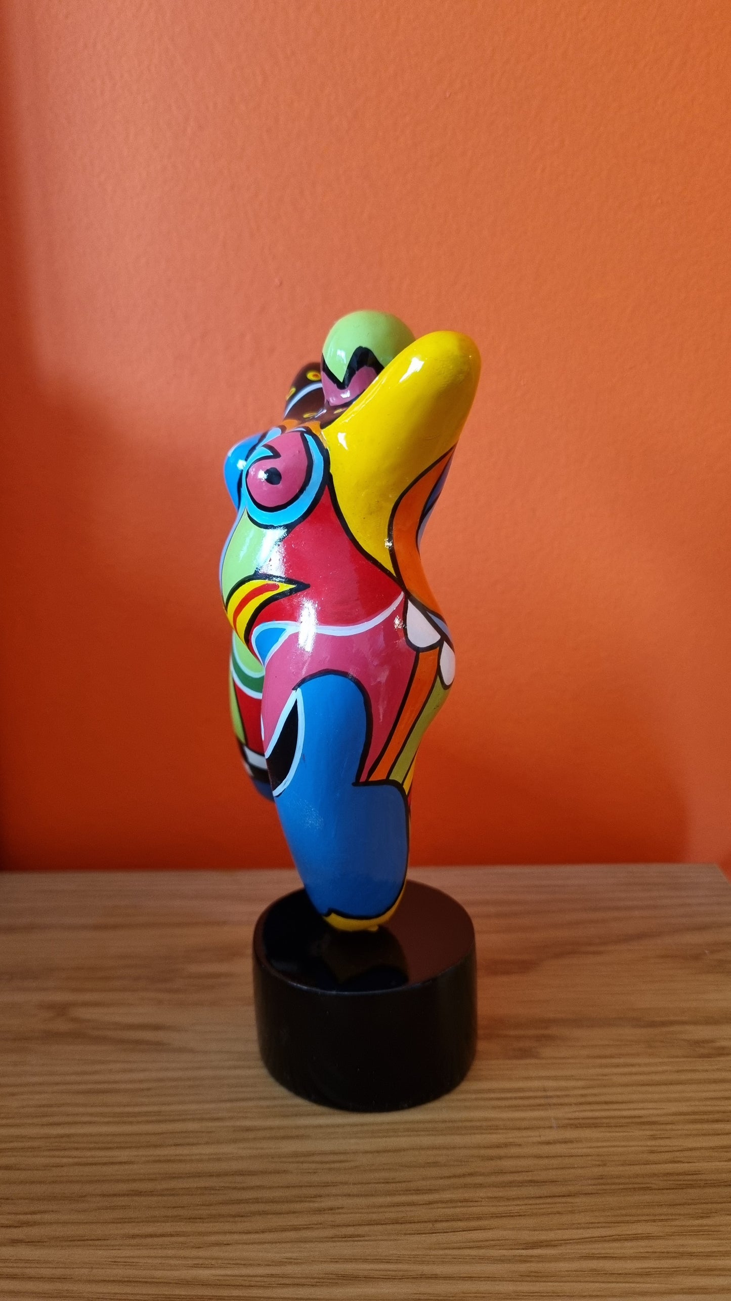 Statue de femme ronde danseuse, style Nana, en résine multicolore. Hauteur 17 centimètres
