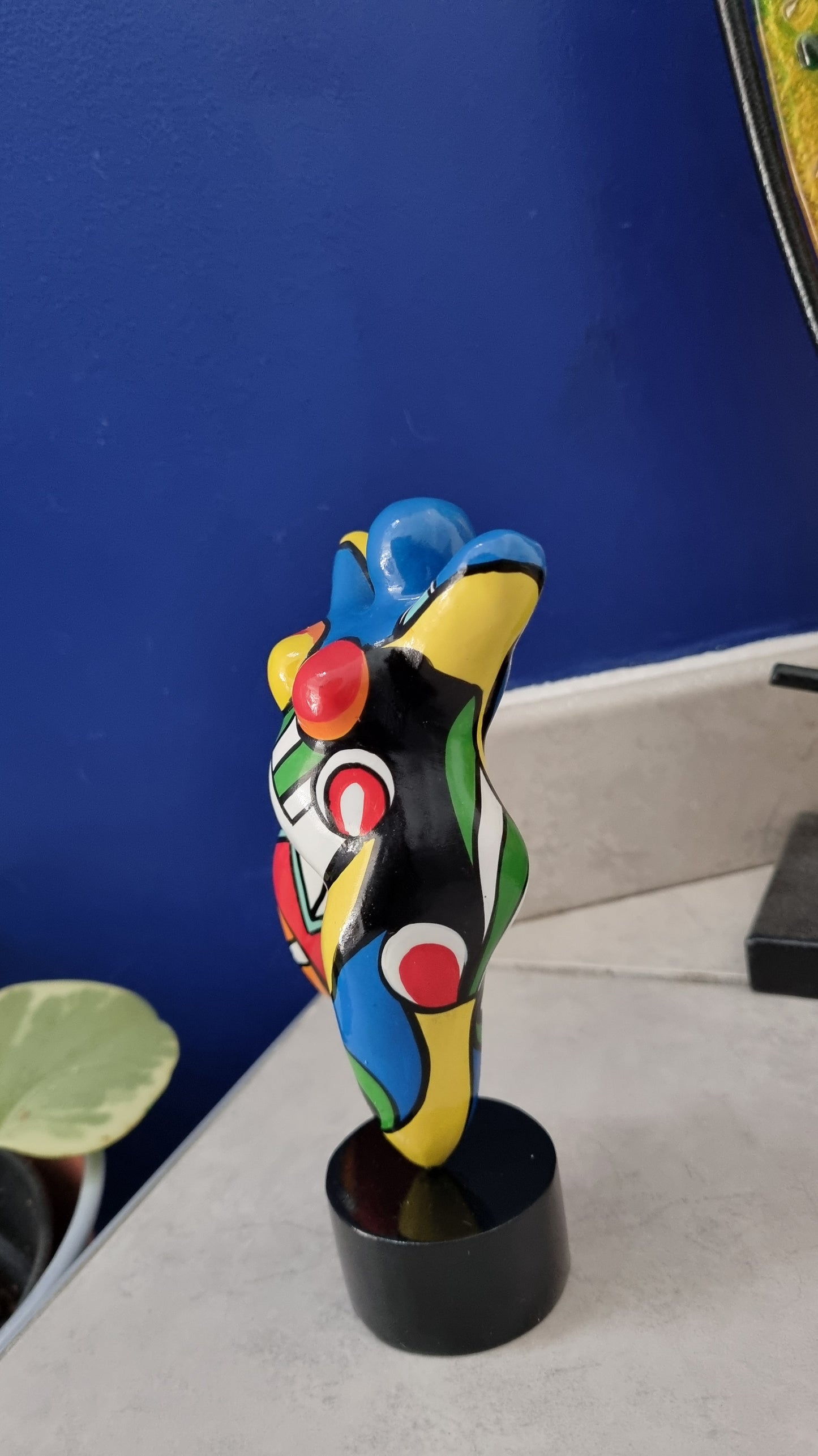 Statue de femme danseuse style Nana, en résine multicolore. Hauteur 17 centimètres