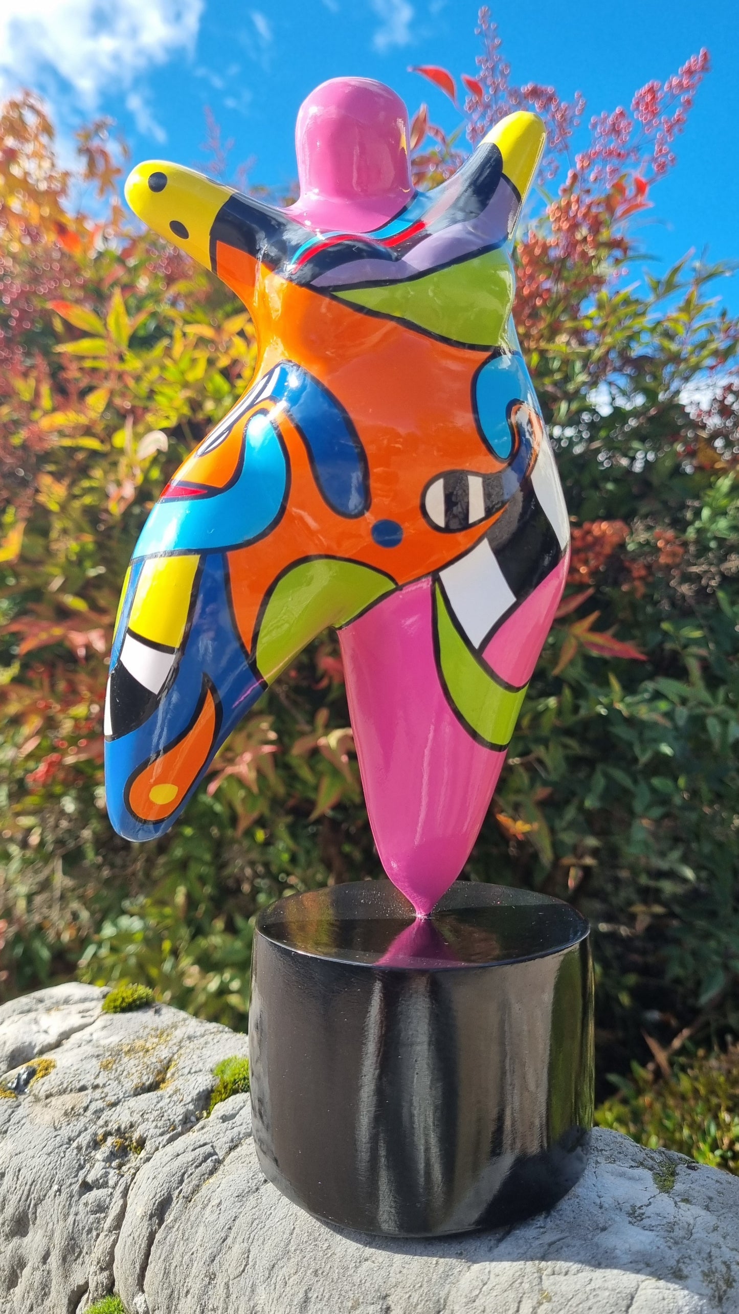 Sculpture of round & Curvy woman, multicolored resin. Height 26 centimeters