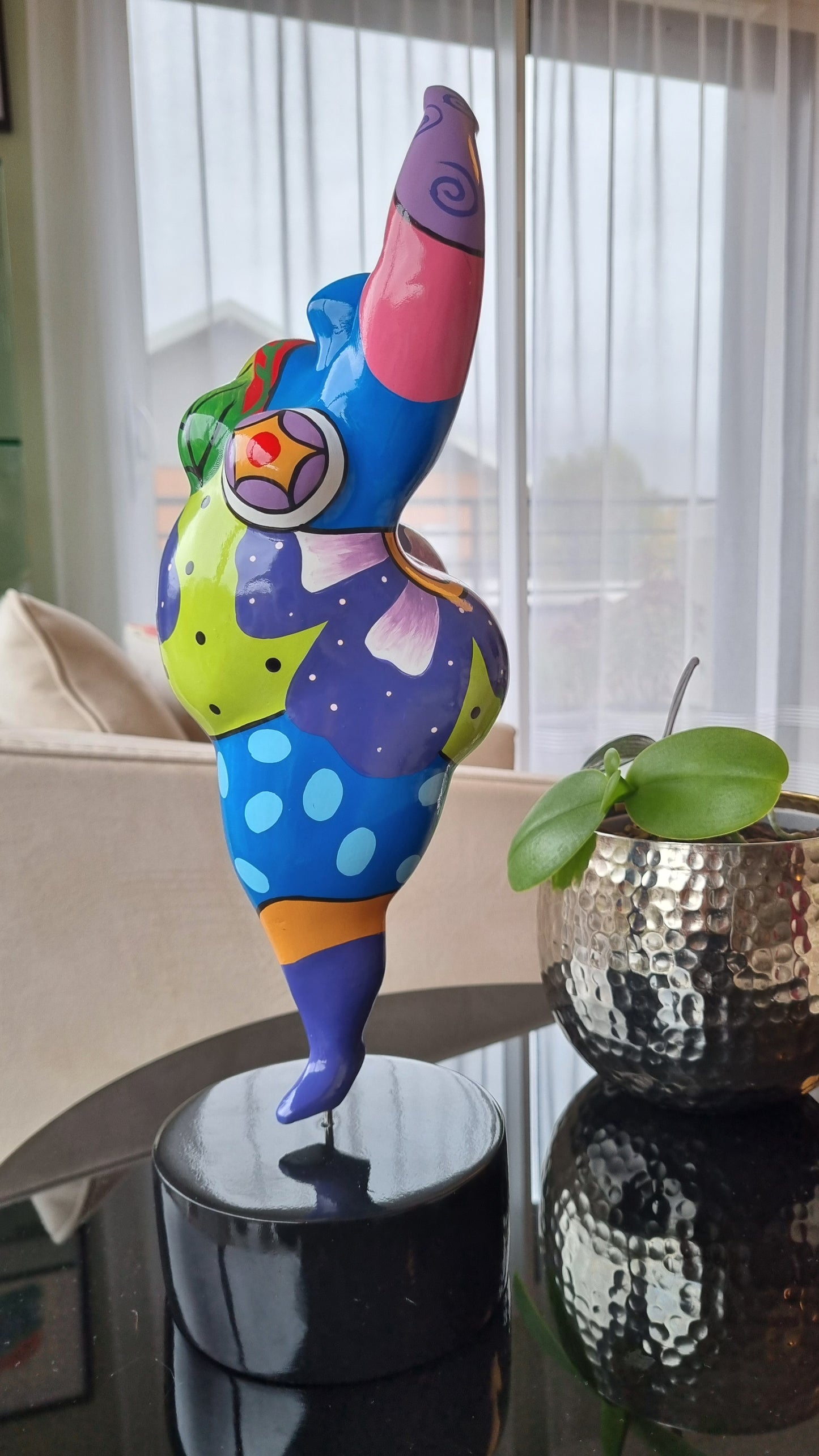 Sculpture of a round & curvy woman, resin colorful. Height 38 centimeters