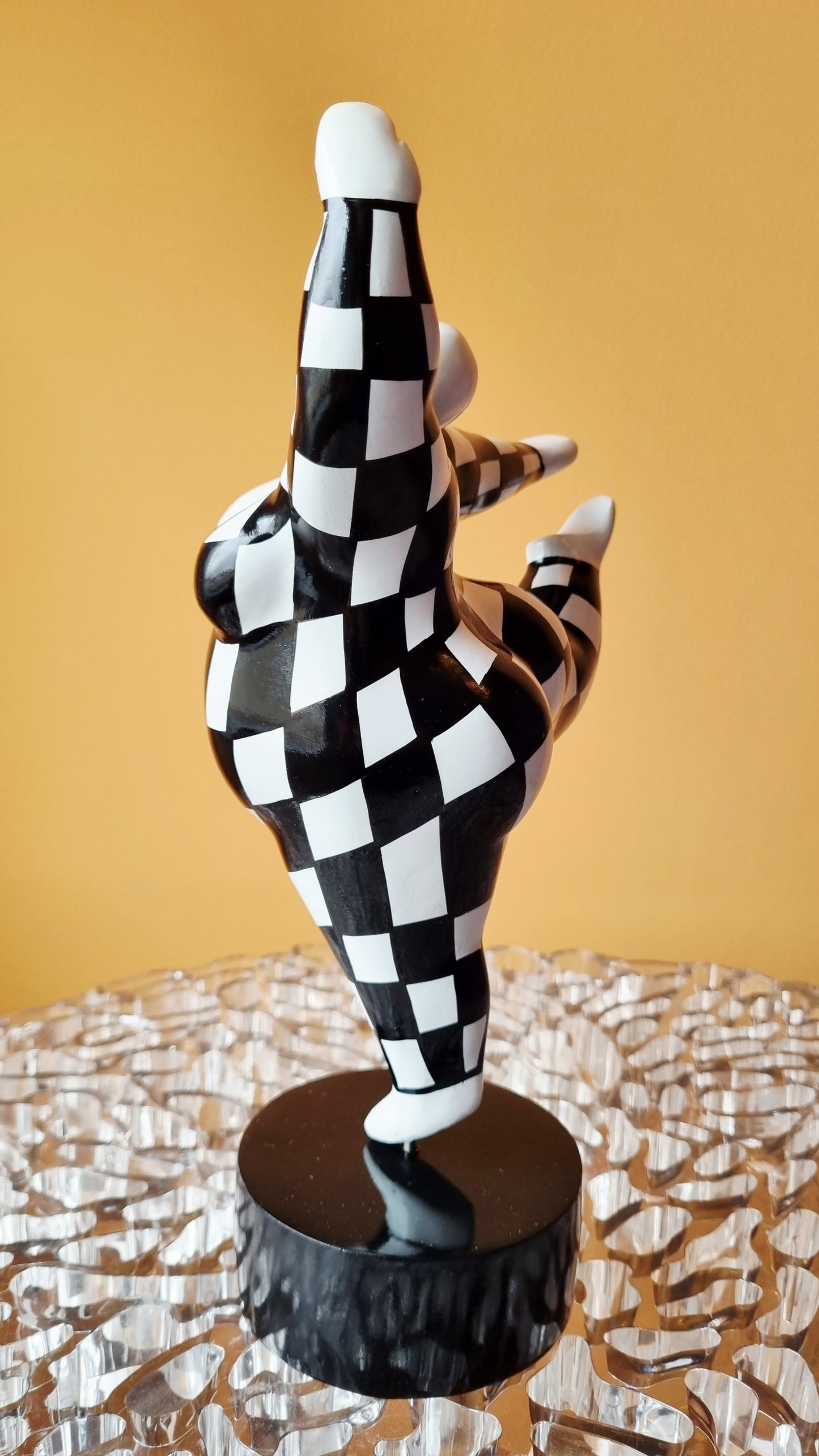 Sculpture of a round & curvy woman, black and white resin. Height 28 centimeters