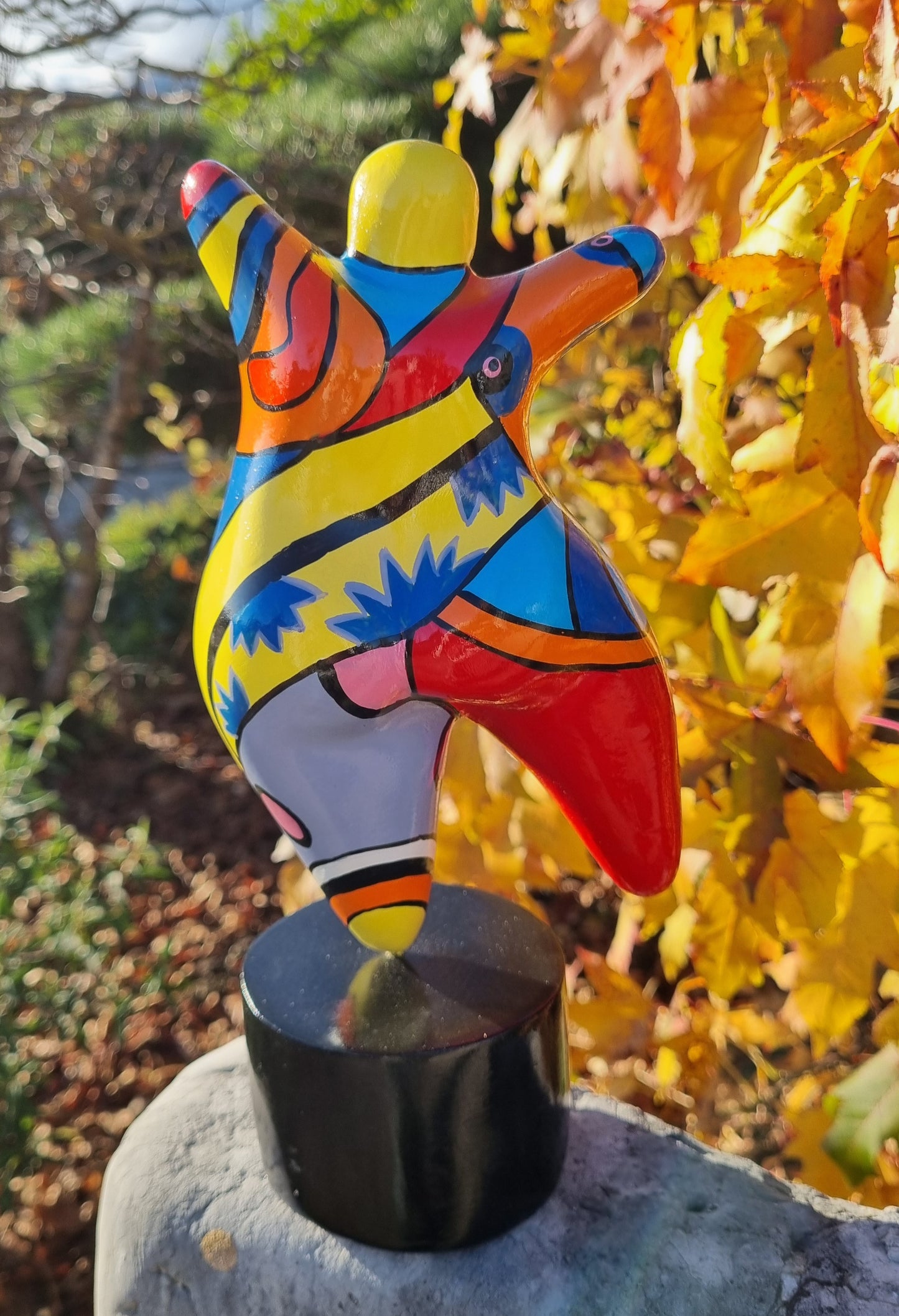 Sculpture of a round & curvy woman, resin colorful. Height 26 centimeters
