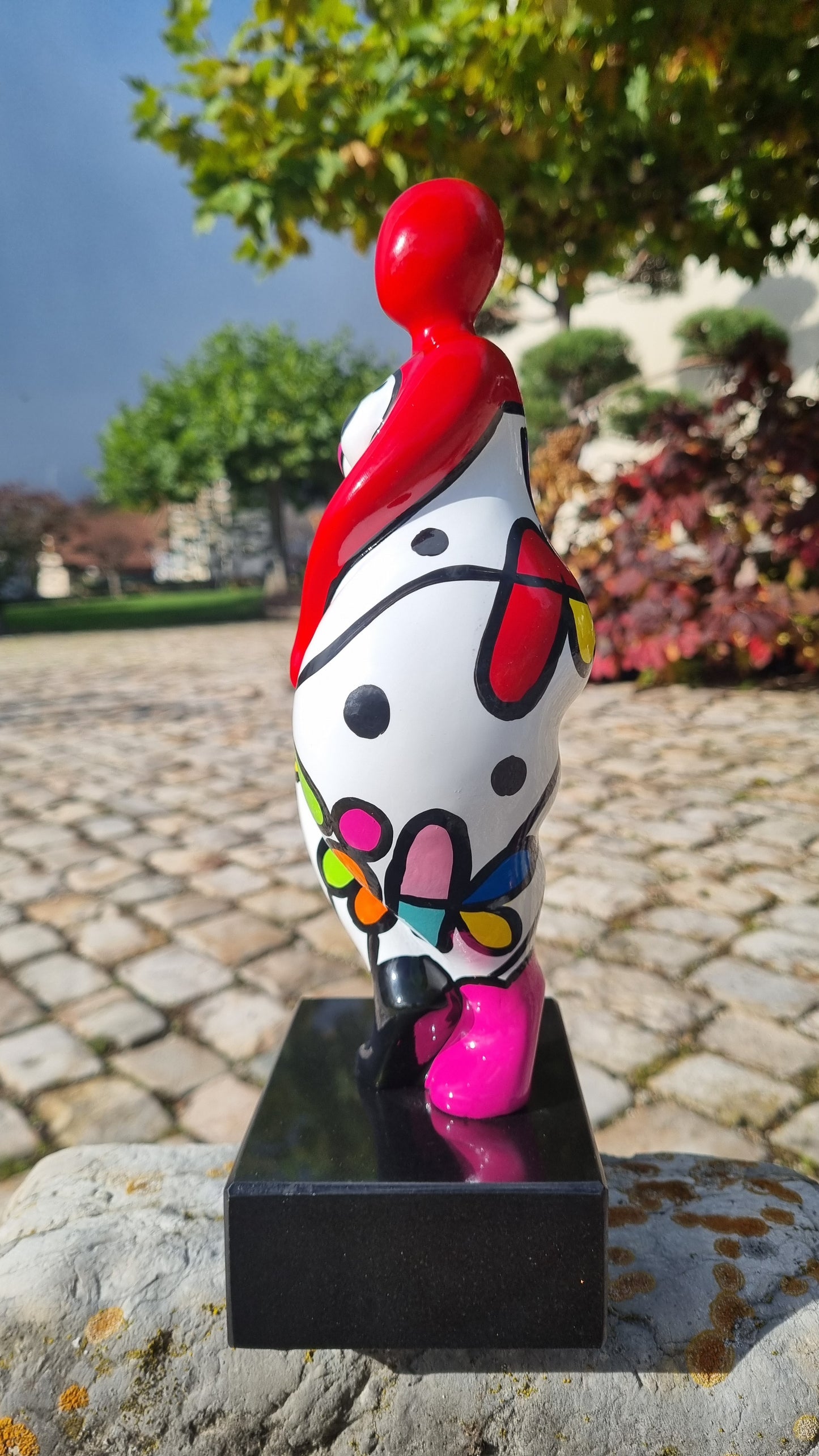 Sculpture of a round & curvy woman, resin colorful. Height 31 centimeters
