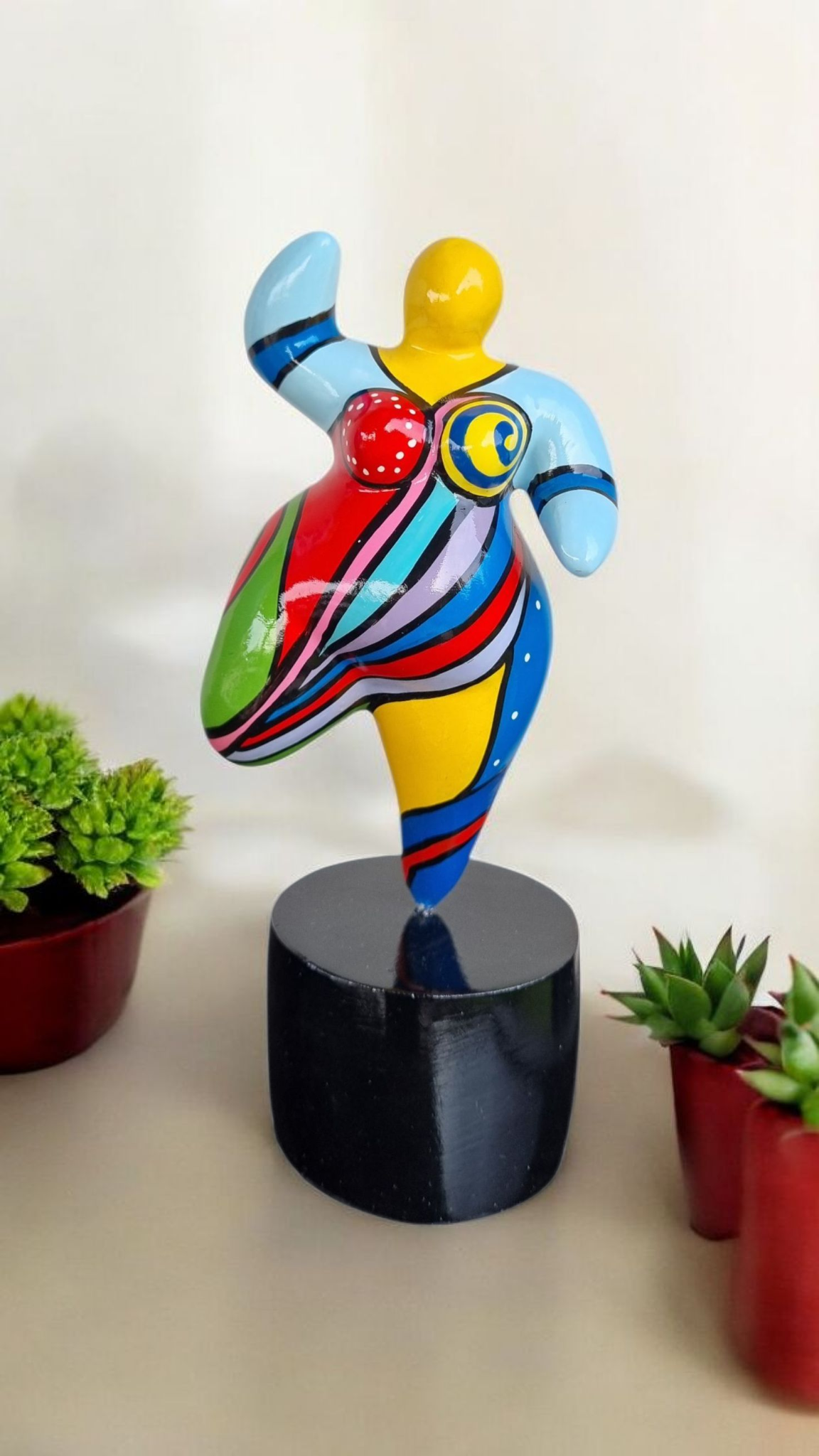 Statue de femme danseuse ronde style Nana, modèle "Dolly" en résine multicolore. Hauteur 20 centimètres