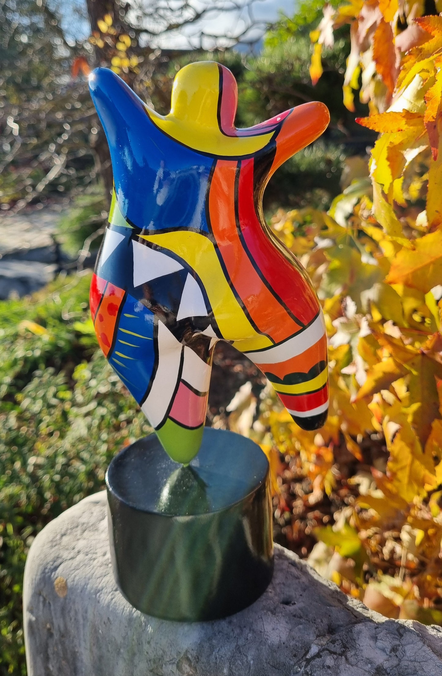 Sculpture of a round & curvy woman, resin colorful.. Height 26 centimeters