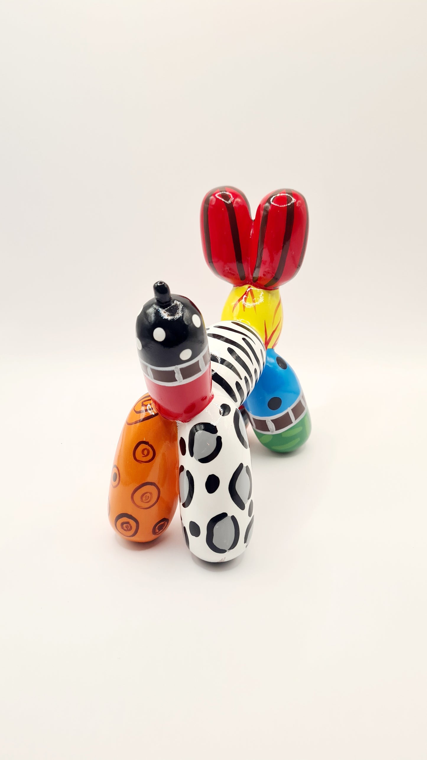 Balloon dog statue in resin, length 7 inches (18 centimeters)